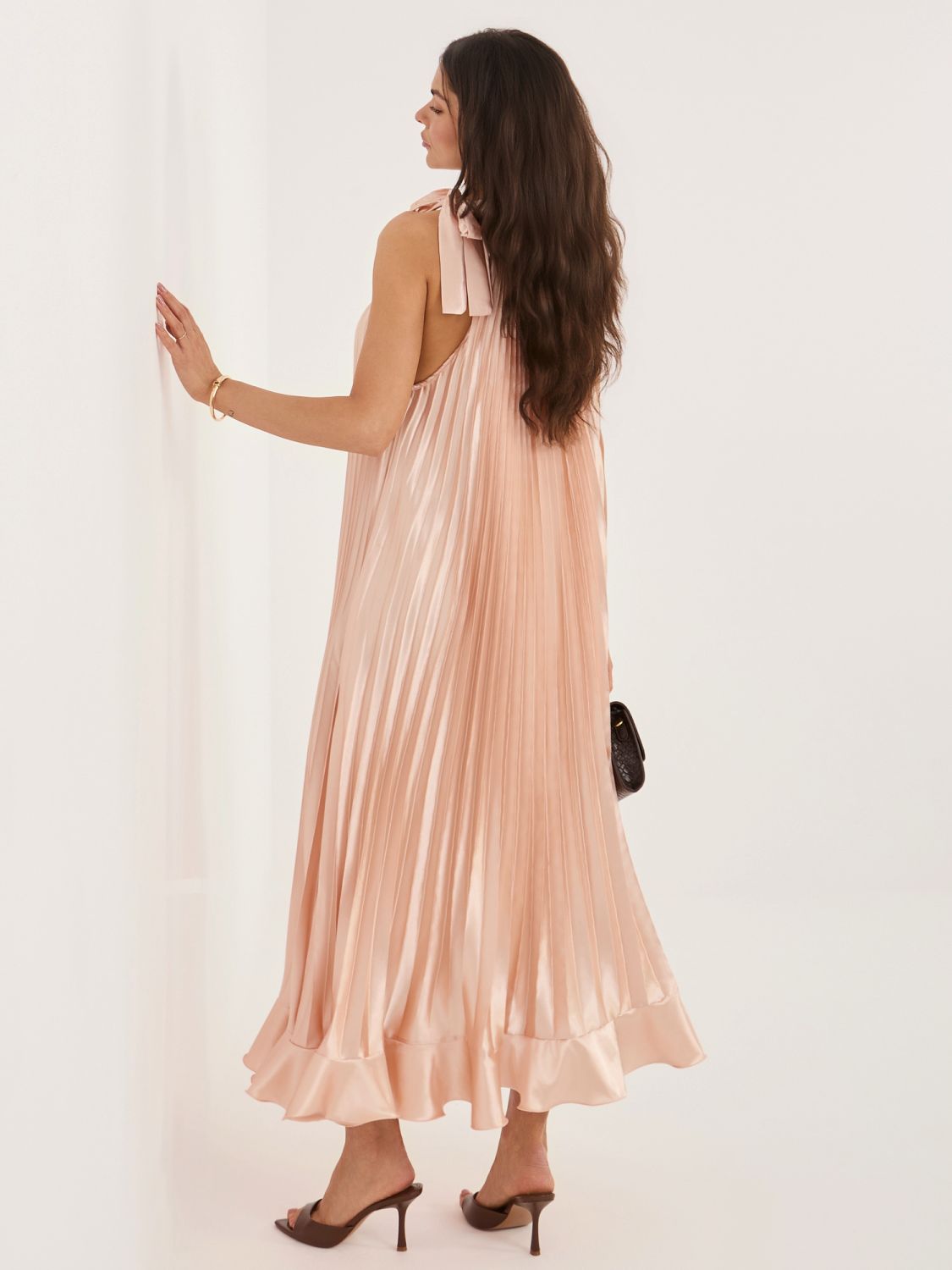 Koktajlowa sukienka midi z falbaną i wiązaniem