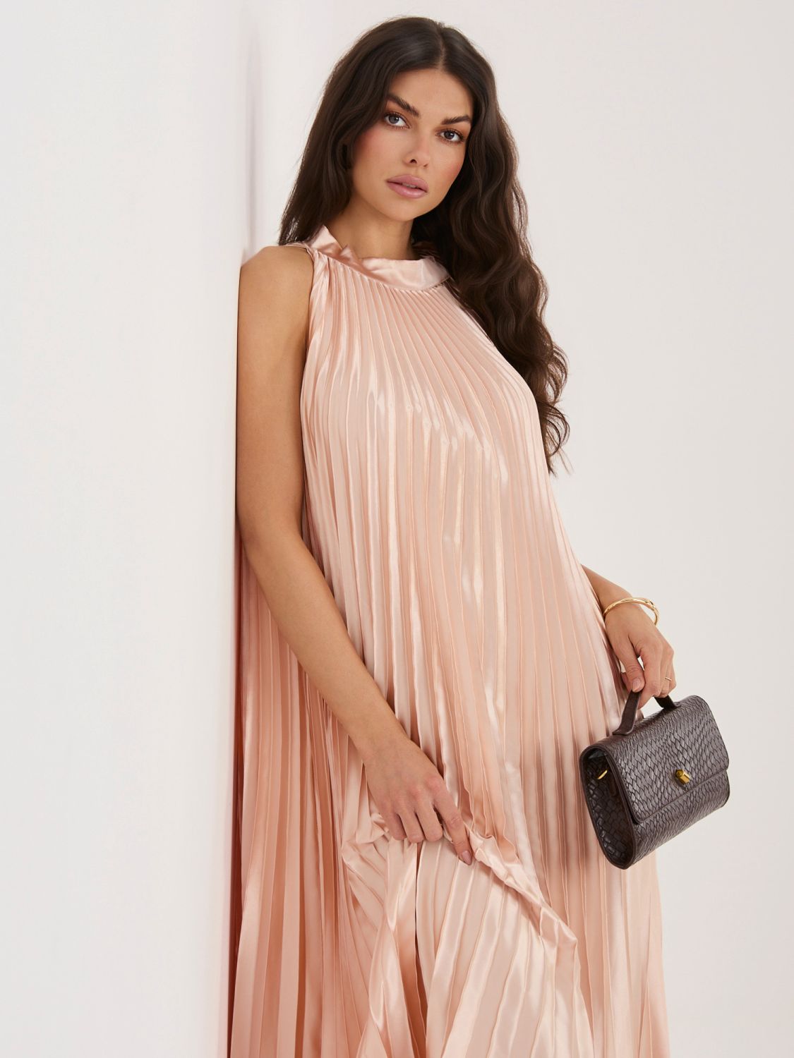 Koktajlowa sukienka midi z falbaną i wiązaniem