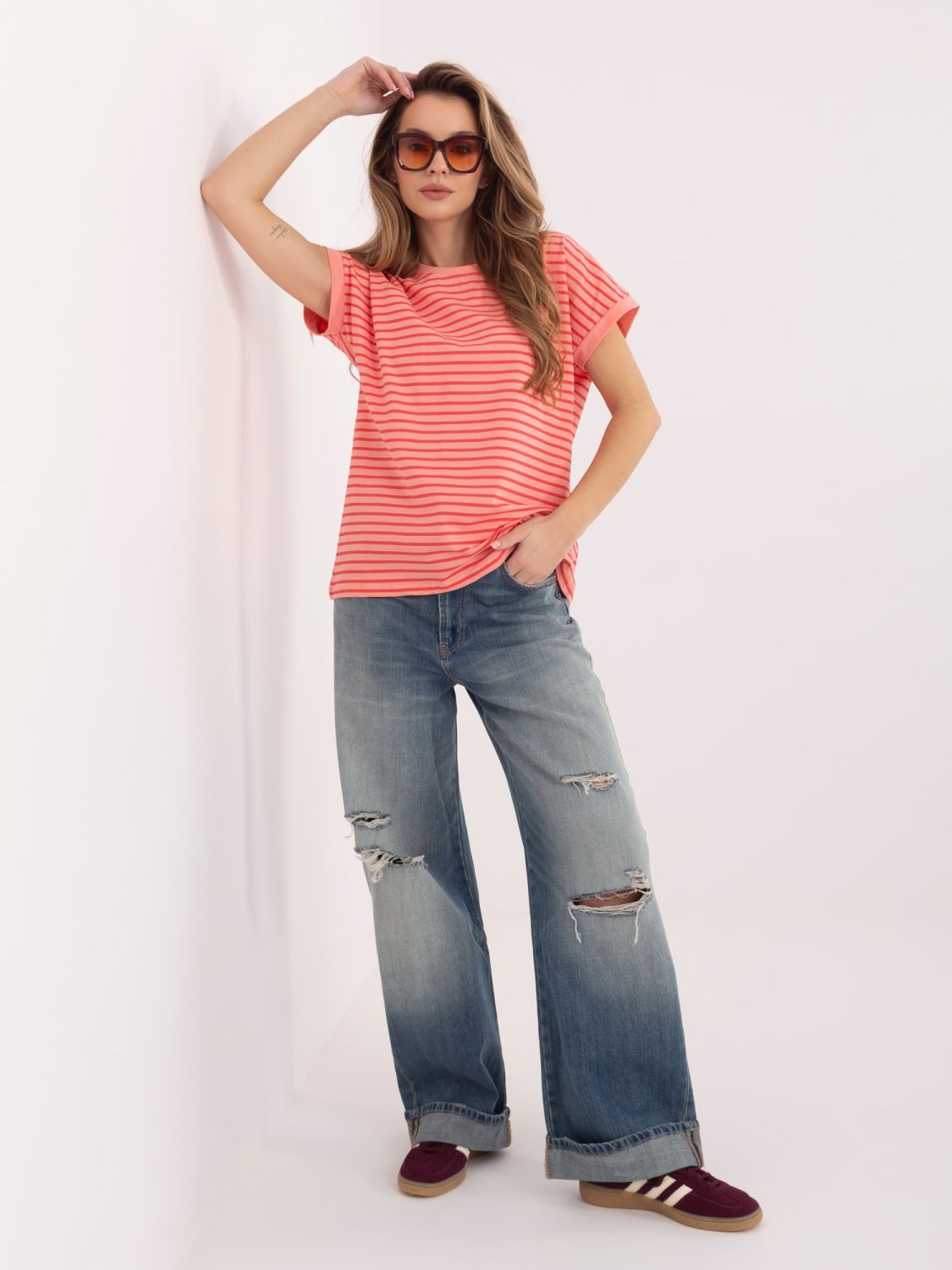 Brzoskwiniowy prążkowany t-shirt z krótkim rękawem