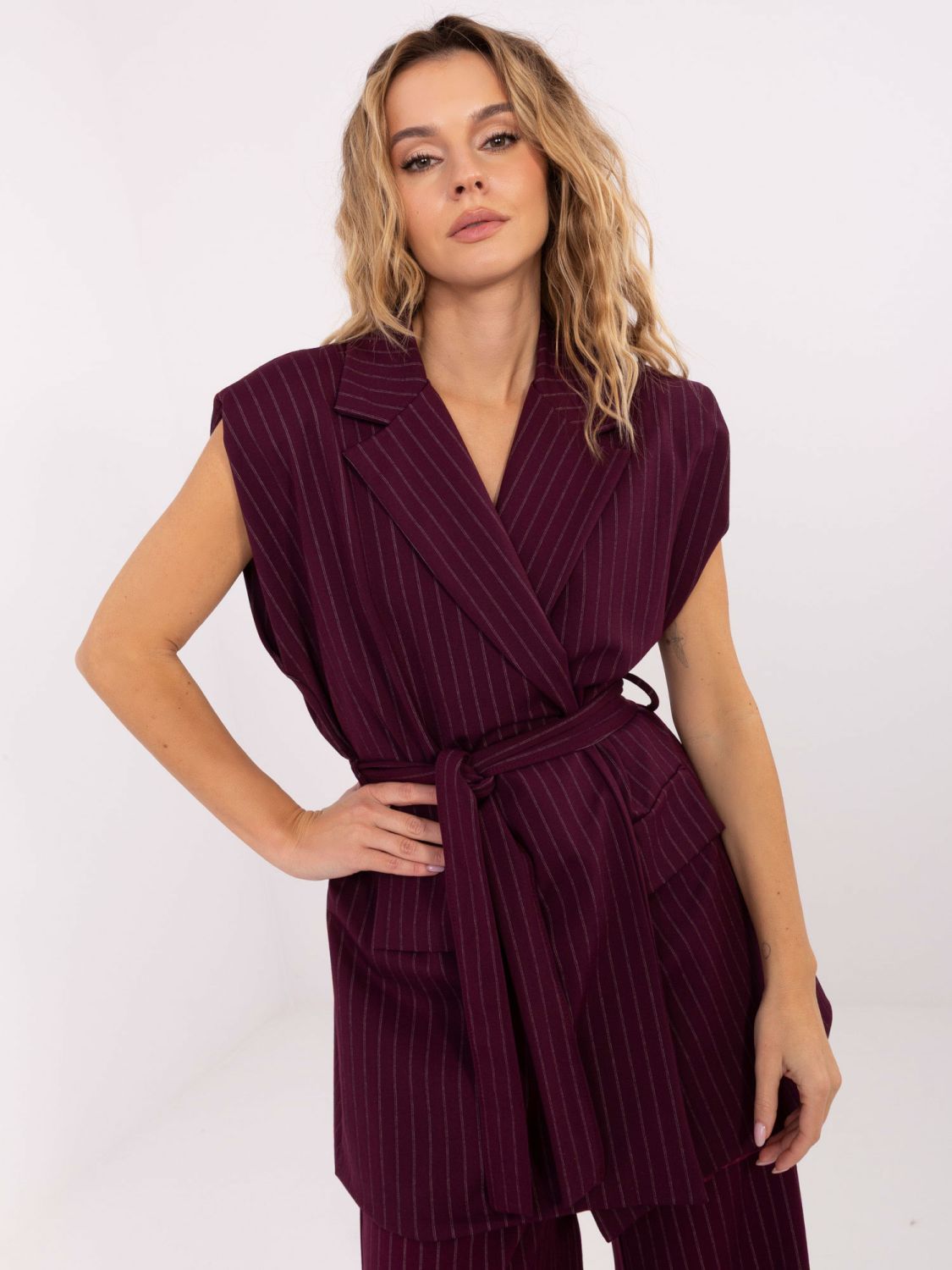 Elegancka bordowa kamizelka w paski z paskiem