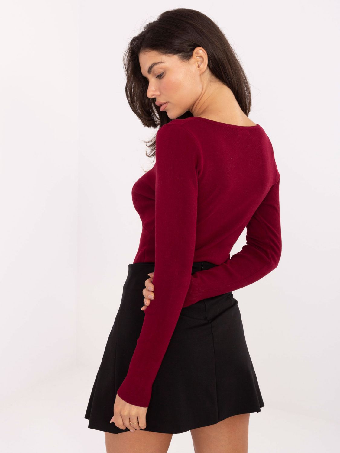 Bordowy elegancki sweter z dekoltem w serek