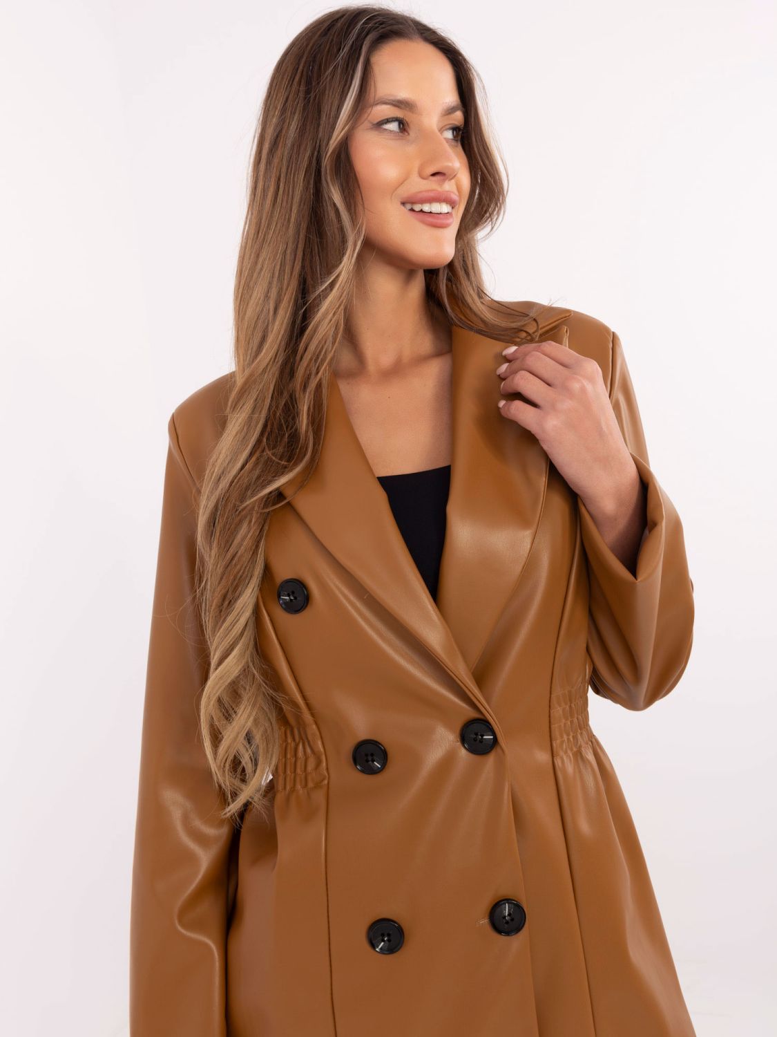 Stylowa marynarka camel z podszewką i dwurzędowym zapięciem