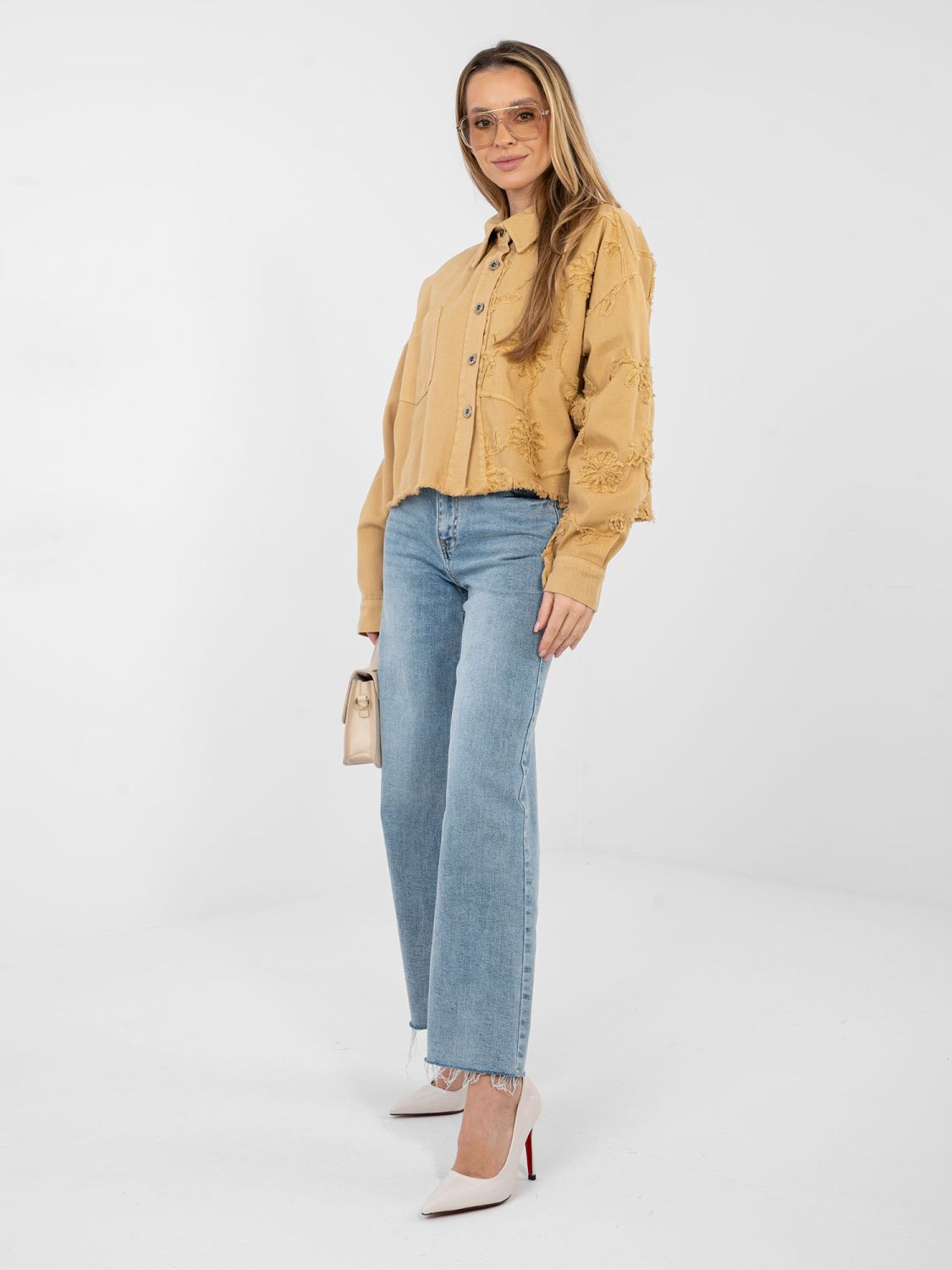 Krótka brązowa kurtka jeansowa z aplikacją kwiatową