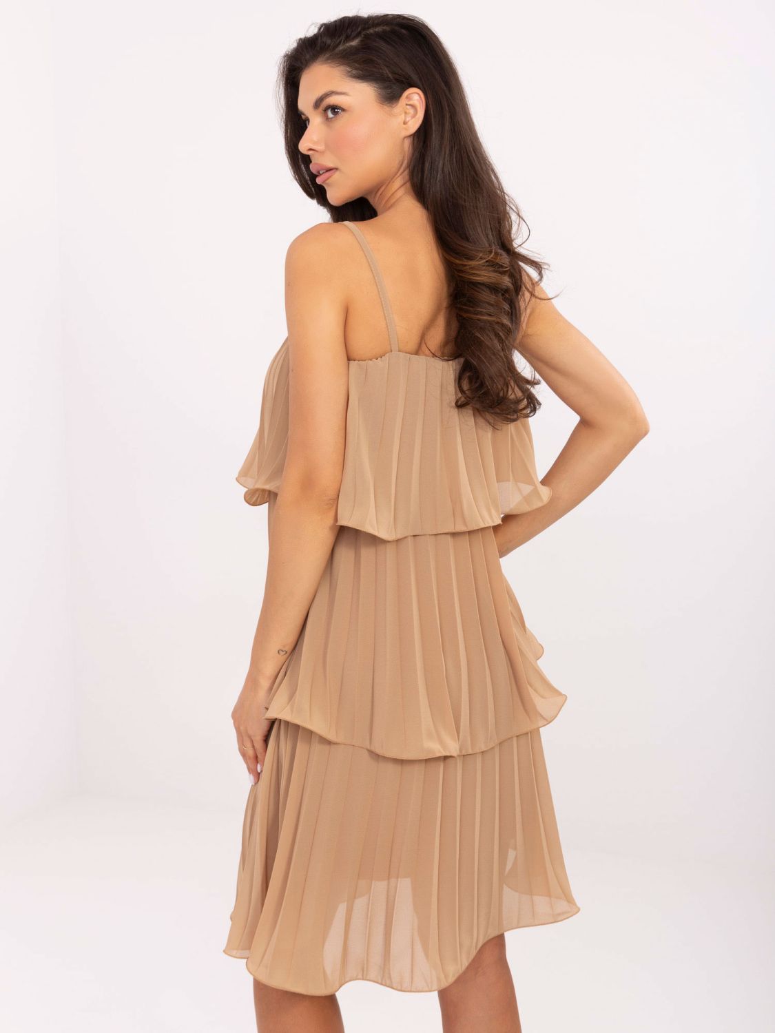 Elegancka sukienka koktajlowa w kolorze camel