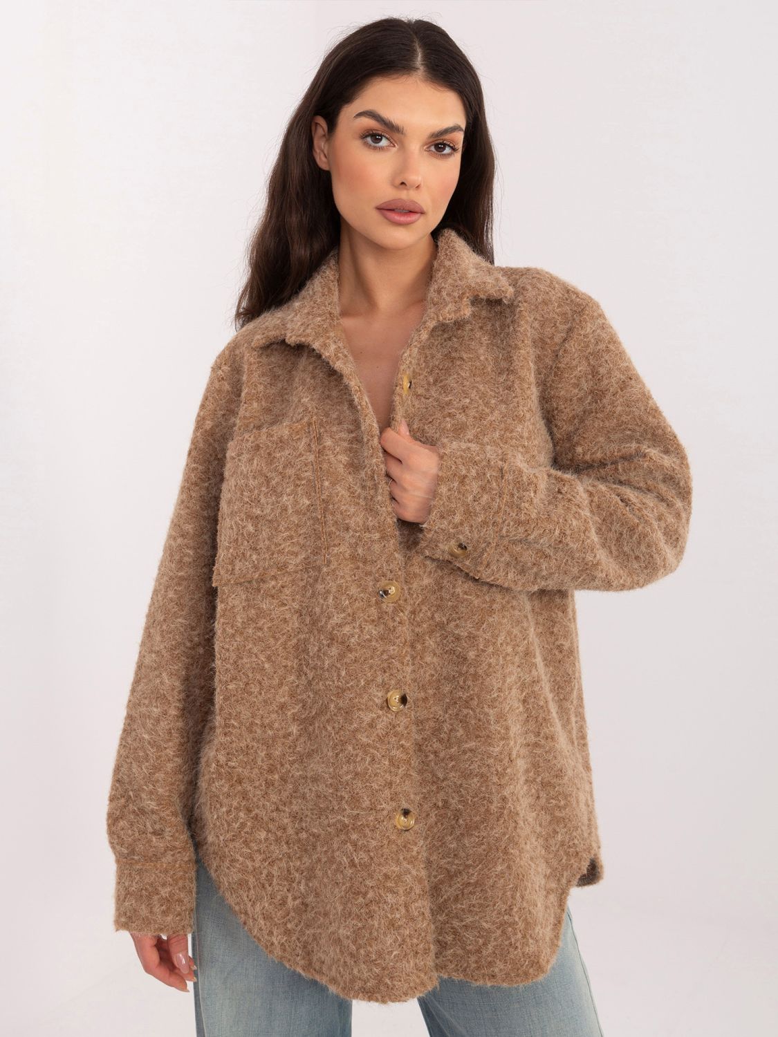 Stylowa camelowa kurtka z kołnierzykiem i kieszeniami