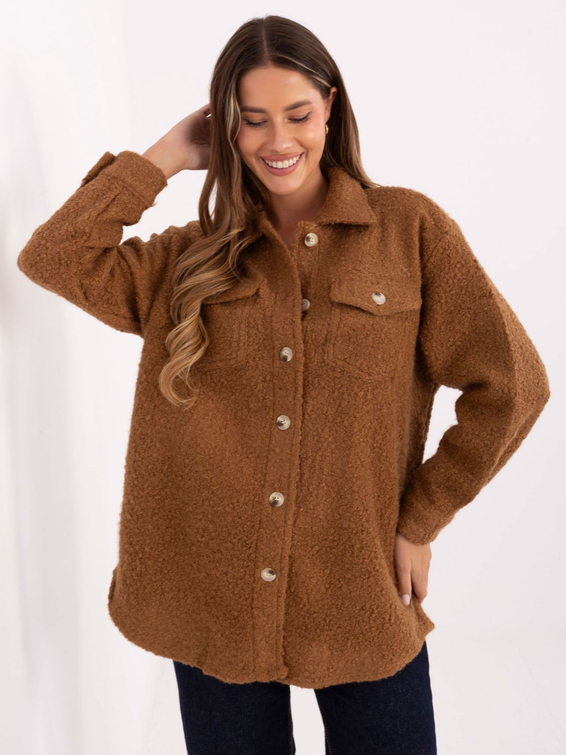 Camelowa casual koszulowa kurtka z kołnierzykiem i kieszeniami