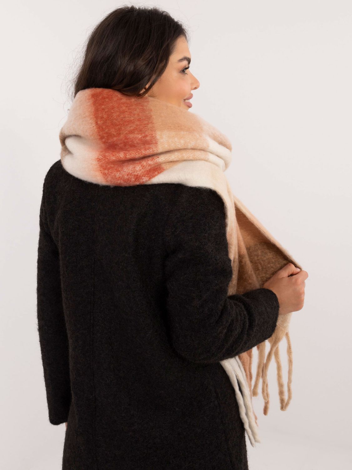 Camelowy szal w kratkę