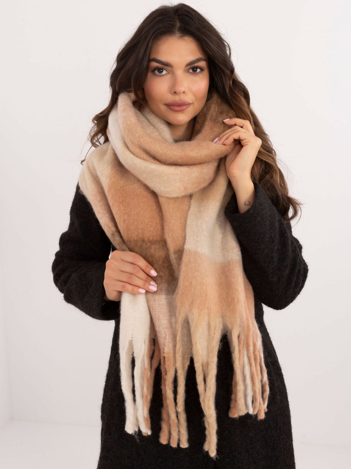 Camelowy szal w kratkę