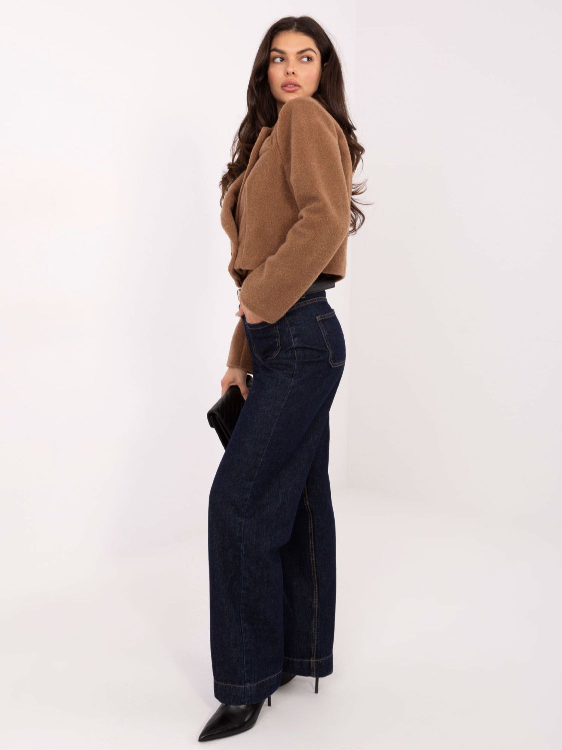 Krótki elegancki płaszcz w kolorze camelowym