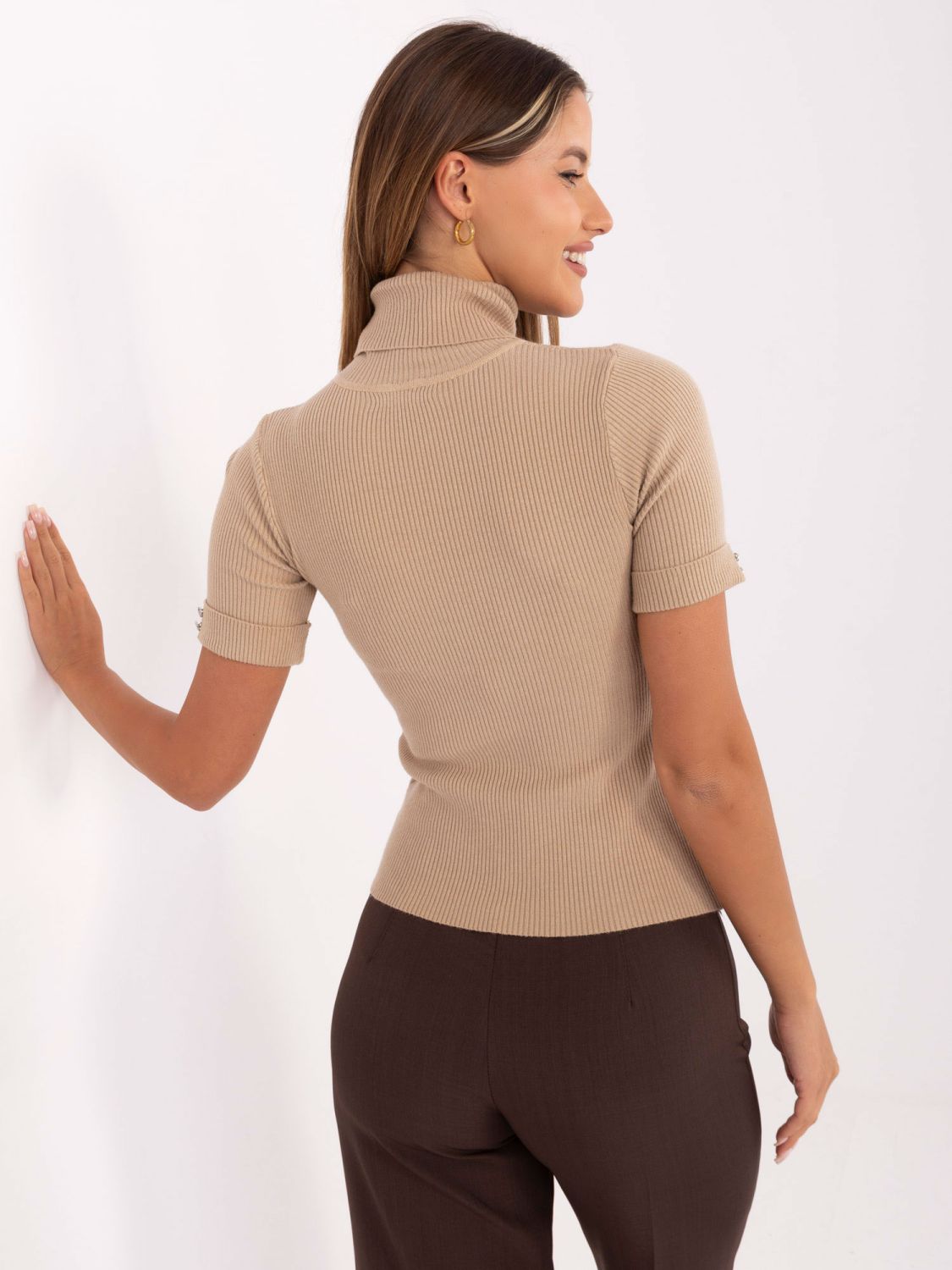 Elegancki brązowy sweter z golfem