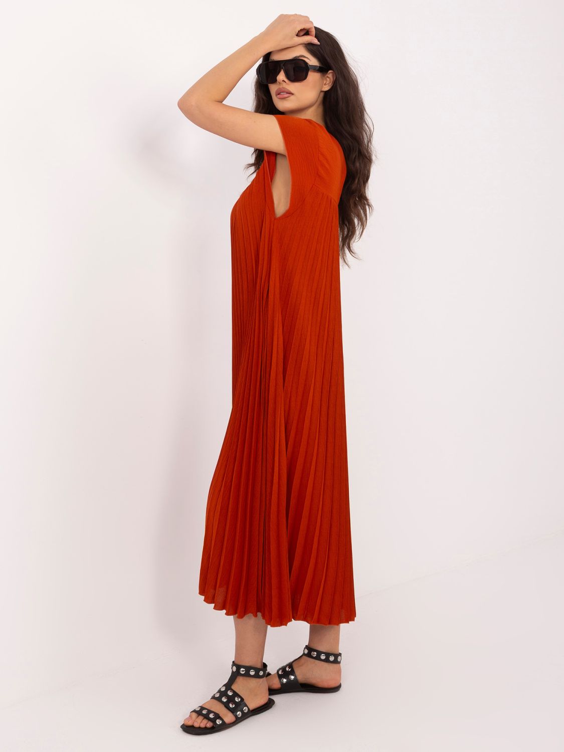 Pomarańczowa midi sukienka koktajlowa bez rękawów