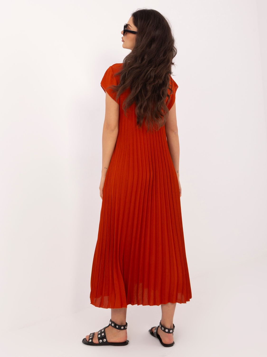 Pomarańczowa midi sukienka koktajlowa bez rękawów