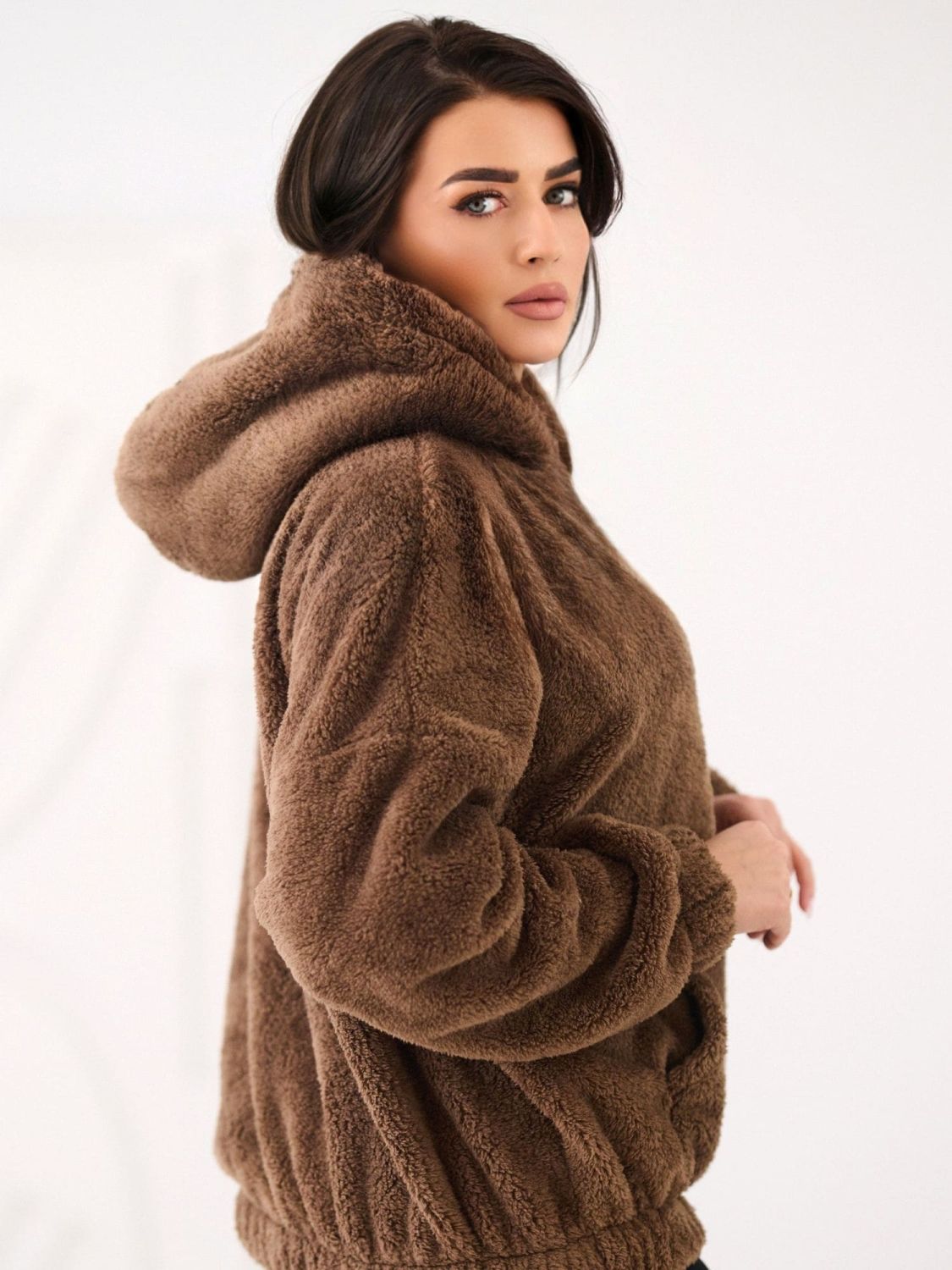 Beżowa bluza z kapturem i kieszenią