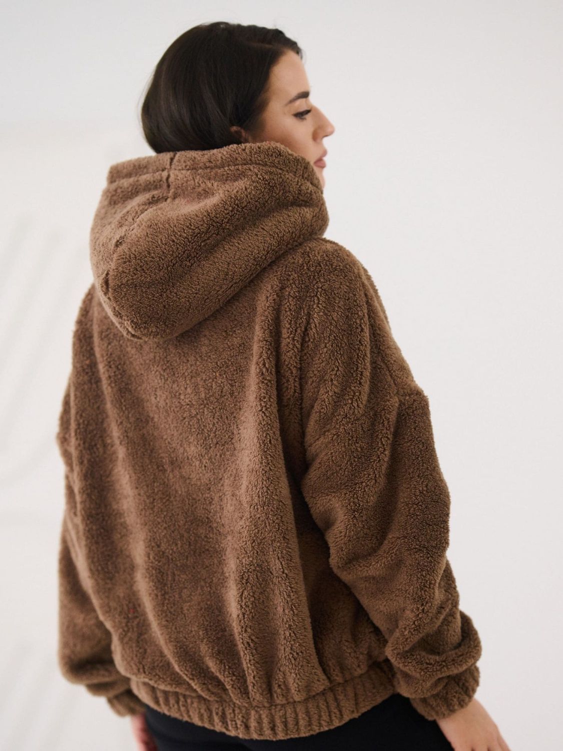 Beżowa bluza z kapturem i kieszenią