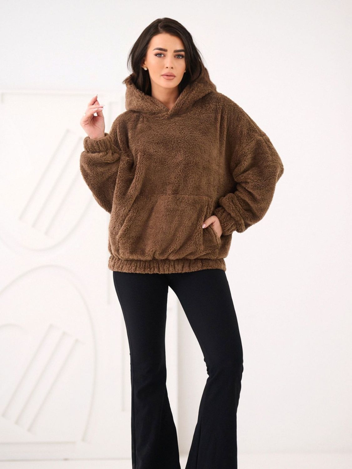 Beżowa bluza z kapturem i kieszenią