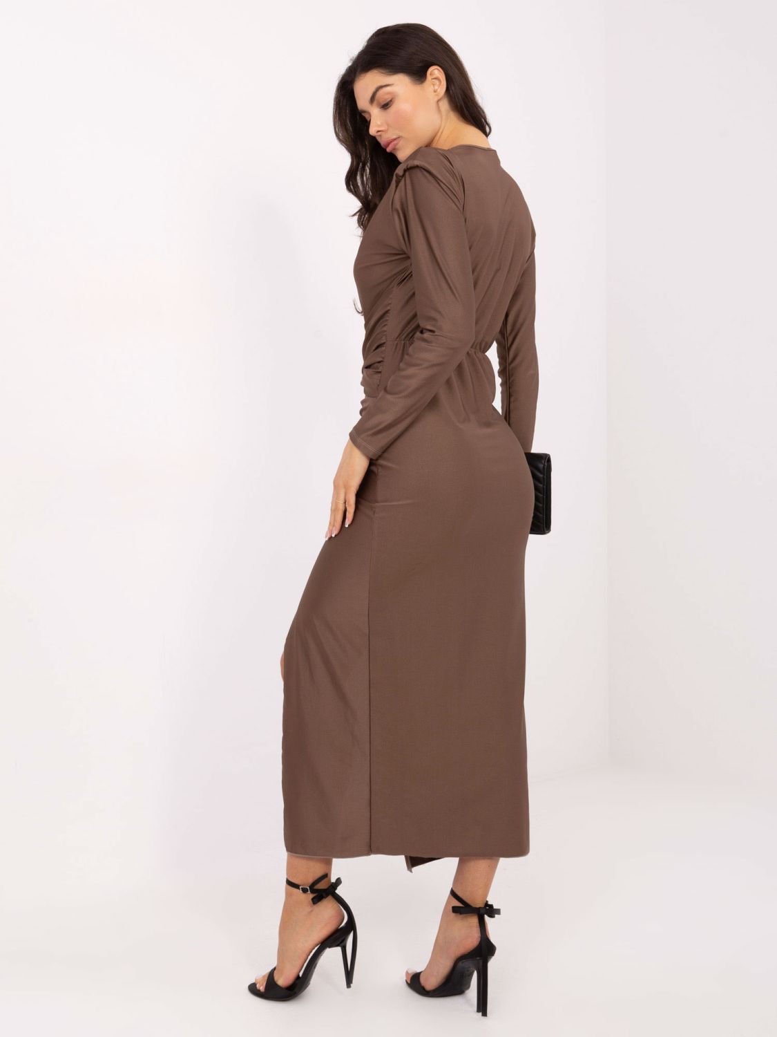 Elegancka beżowa sukienka maxi z długim rękawem i kopertowym dekoltem