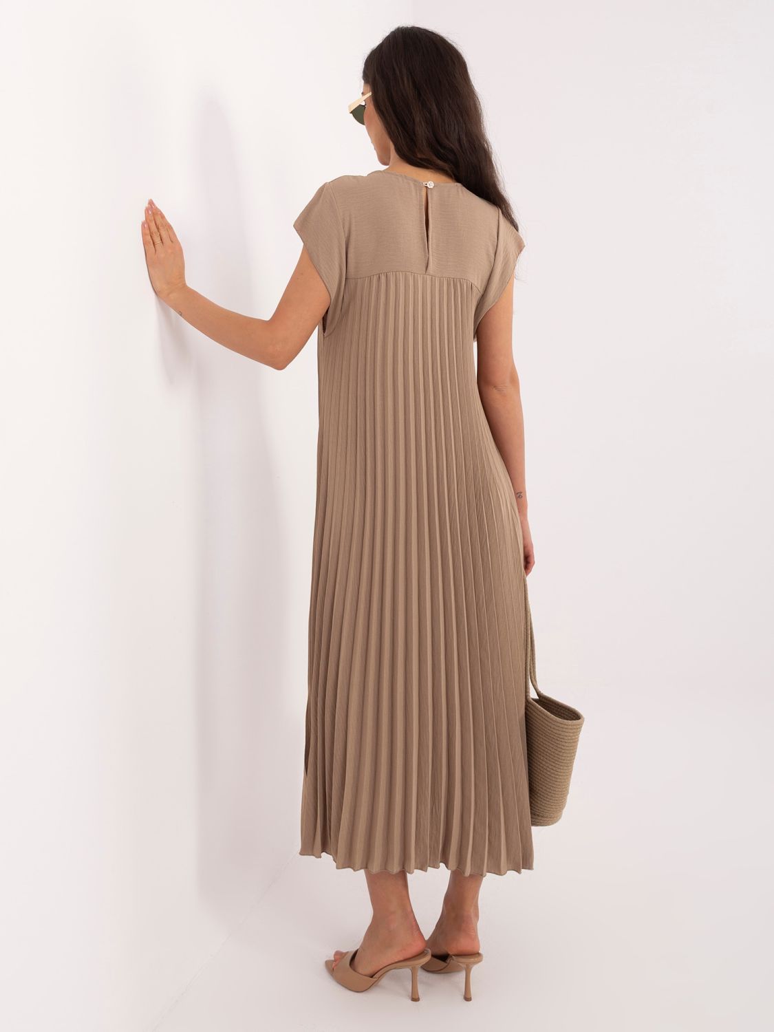 Beżowa midi sukienka koktajlowa z kieszeniami