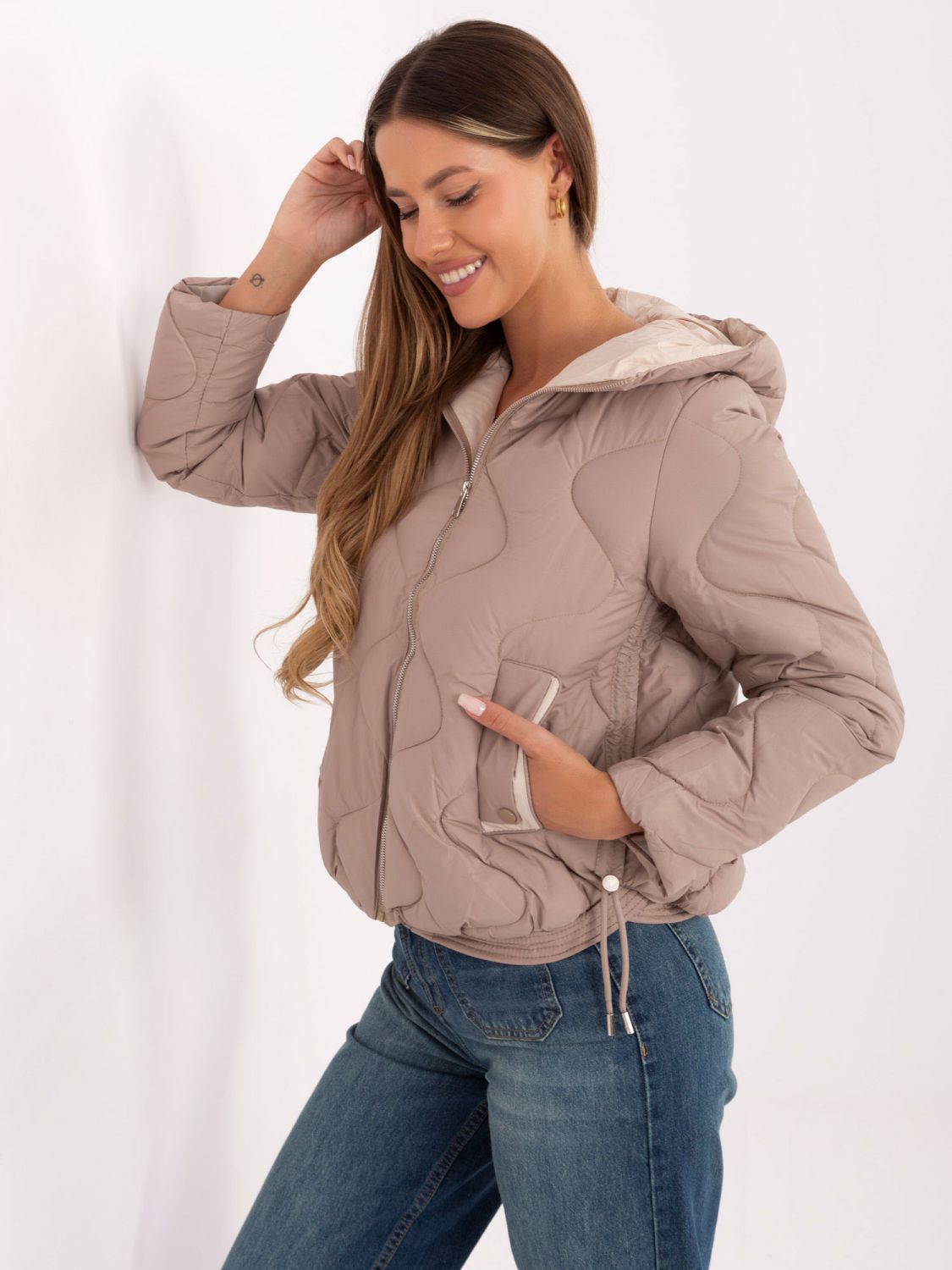 Wygodna beżowa kurtka pikowana z kapturem