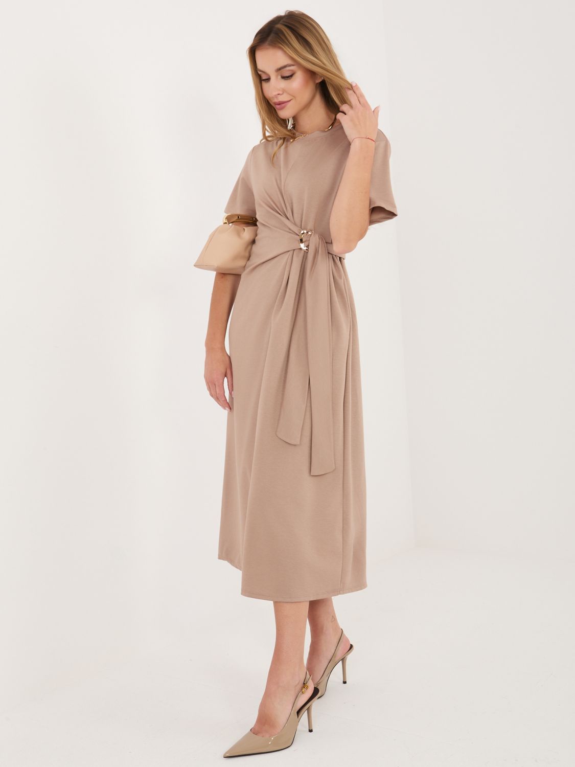 Beżowa midi sukienka z krótkim rękawem
