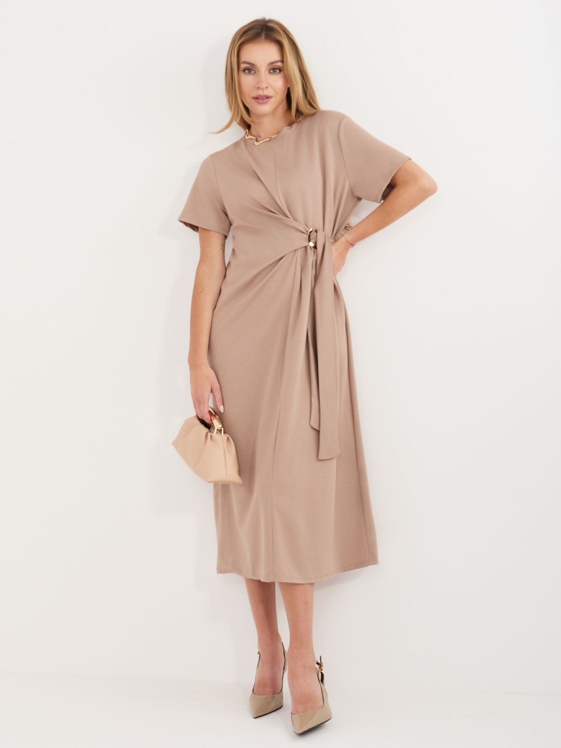 Beżowa midi sukienka z krótkim rękawem