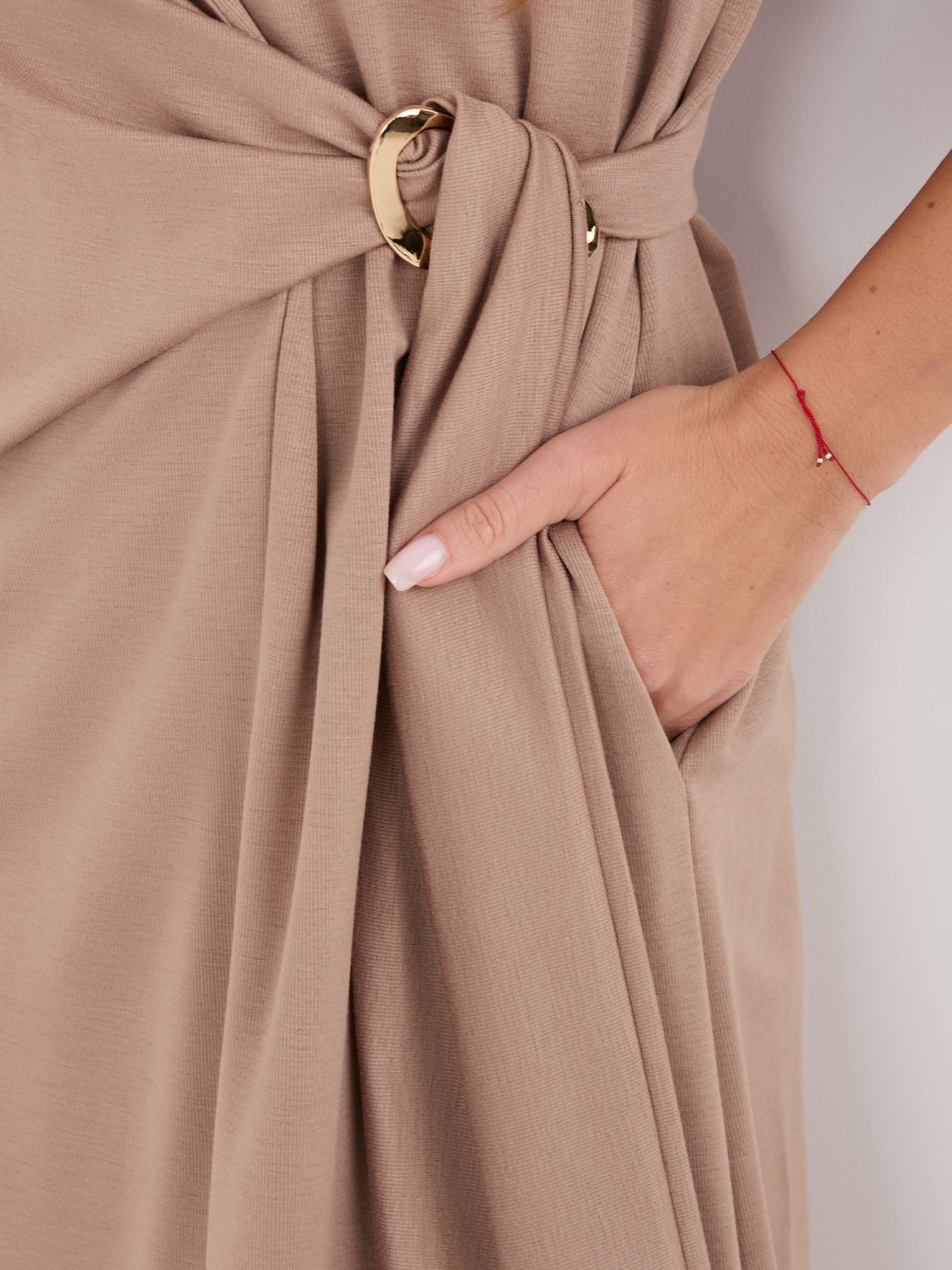 Beżowa midi sukienka z krótkim rękawem