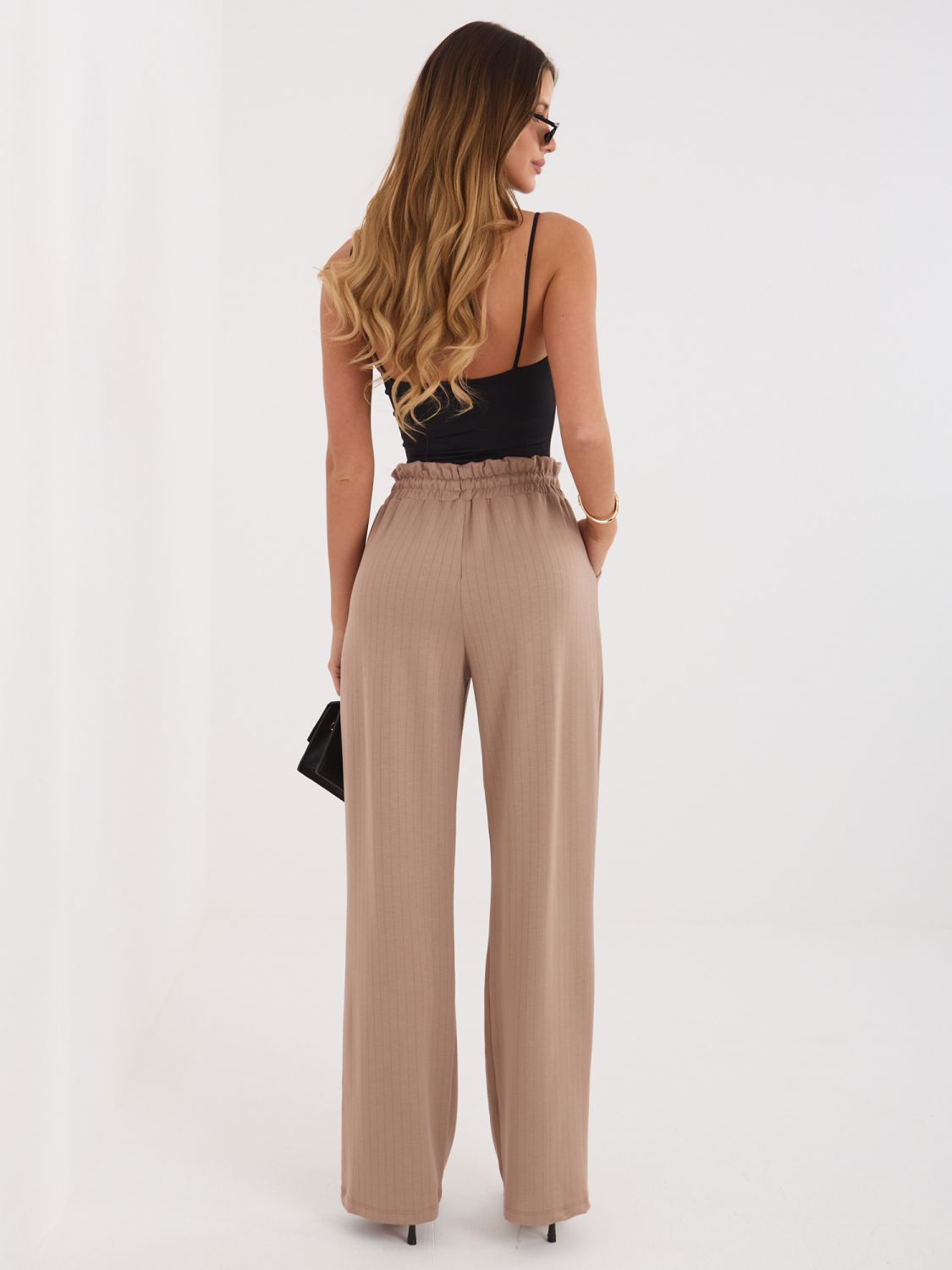 Beżowe spodnie dresowe w paski z wysokim stanem