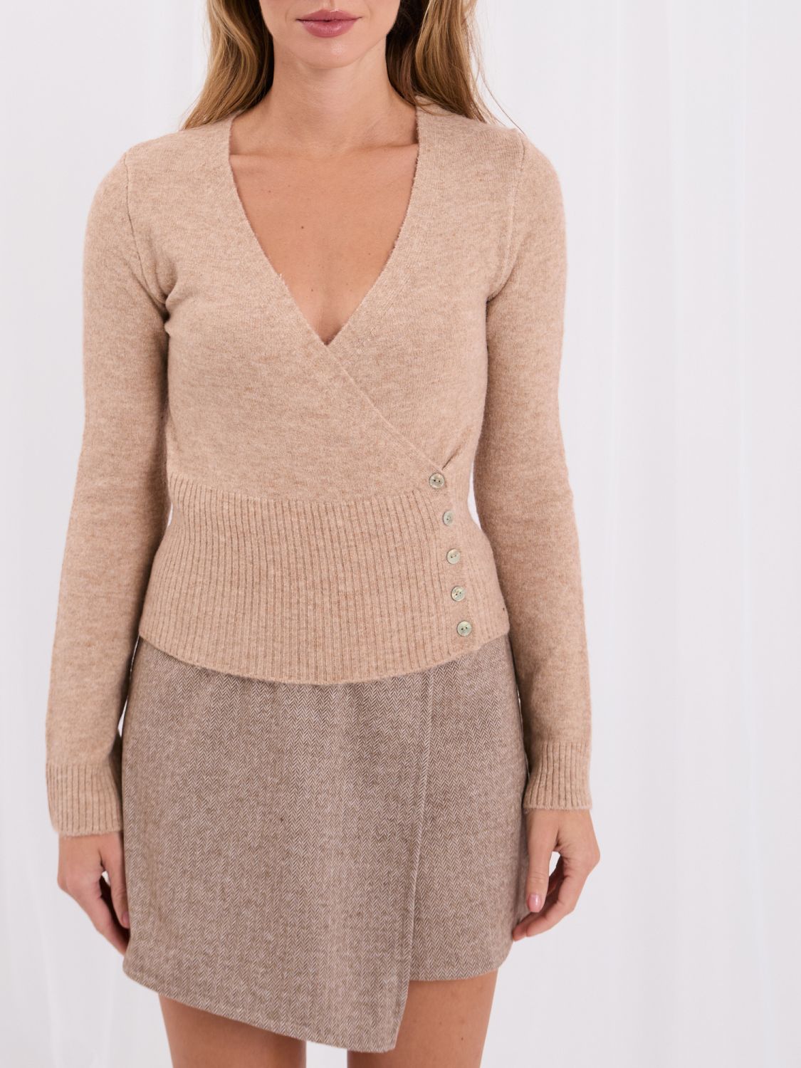 Elegancki ciemnobeżowy sweter z kopertowym dekoltem