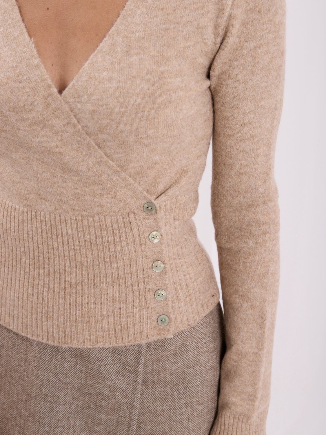 Elegancki ciemnobeżowy sweter z kopertowym dekoltem