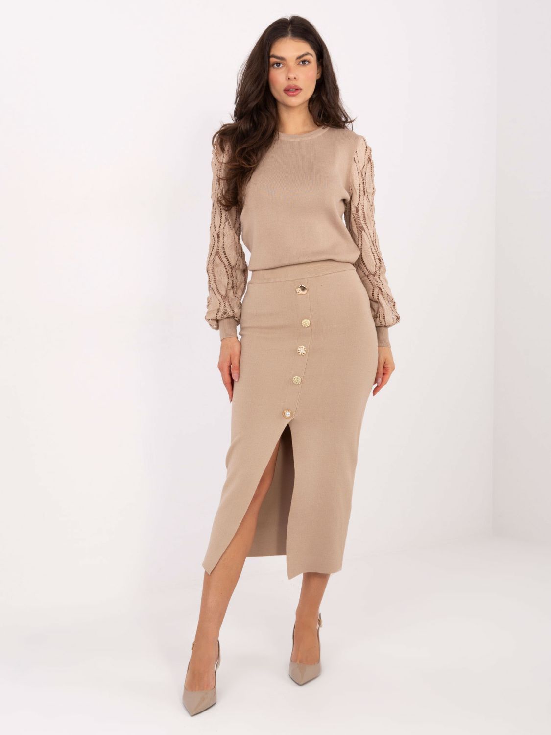 Elegancki beżowy sweter z bufiastymi rękawami