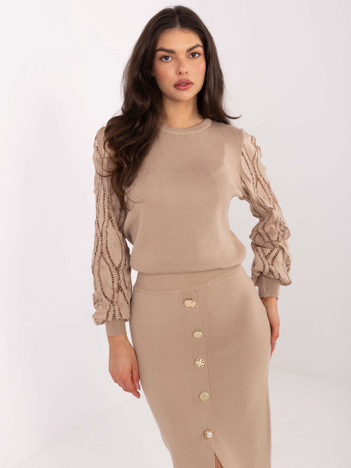 Elegancki beżowy sweter z bufiastymi rękawami