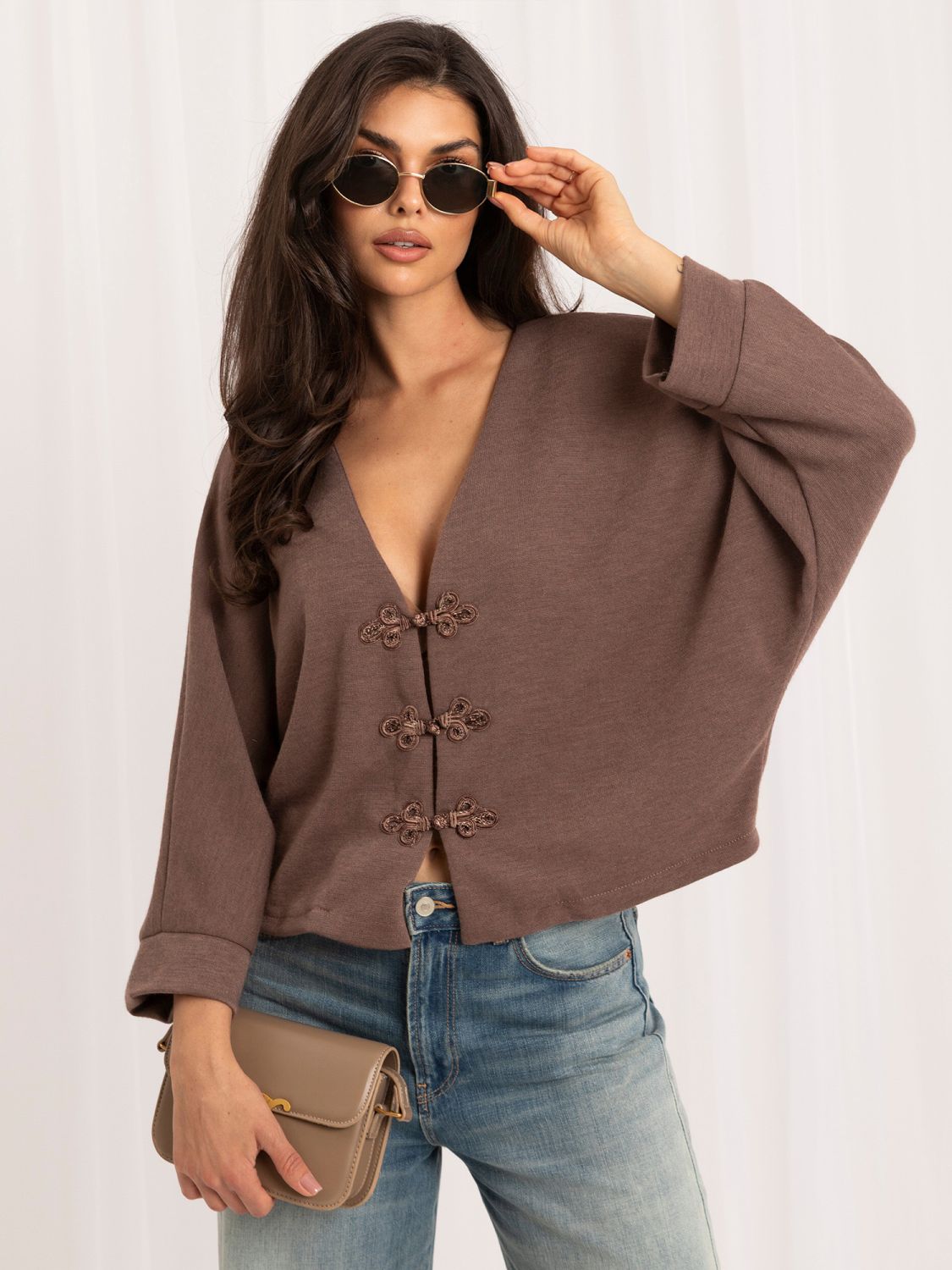 Elegancki beżowy sweter z dekoltem w serek