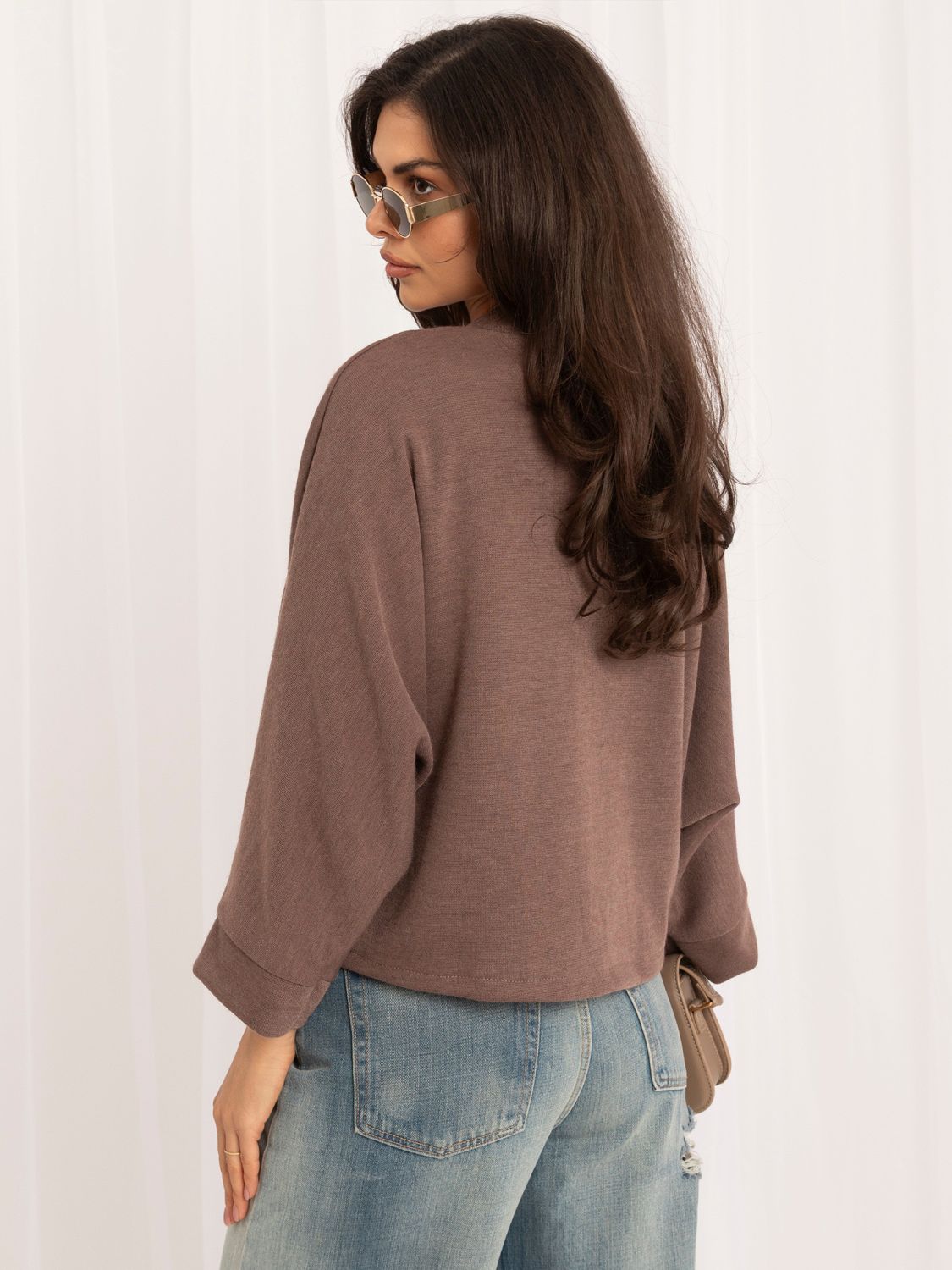 Elegancki beżowy sweter z dekoltem w serek