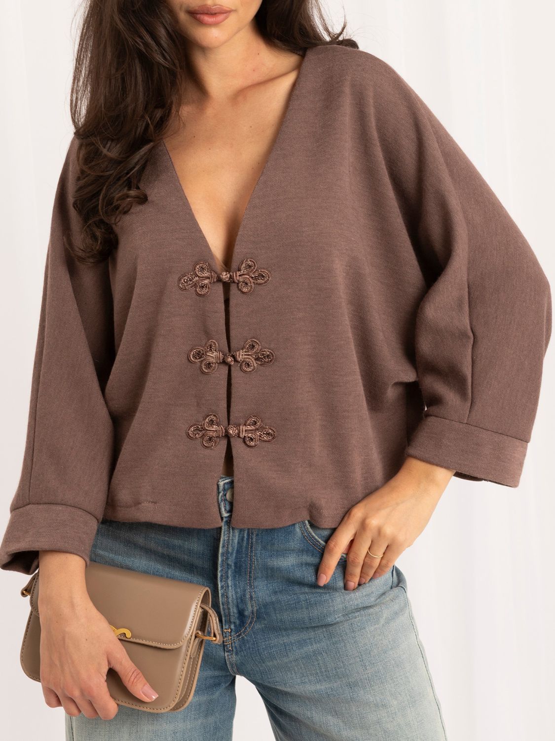 Elegancki beżowy sweter z dekoltem w serek