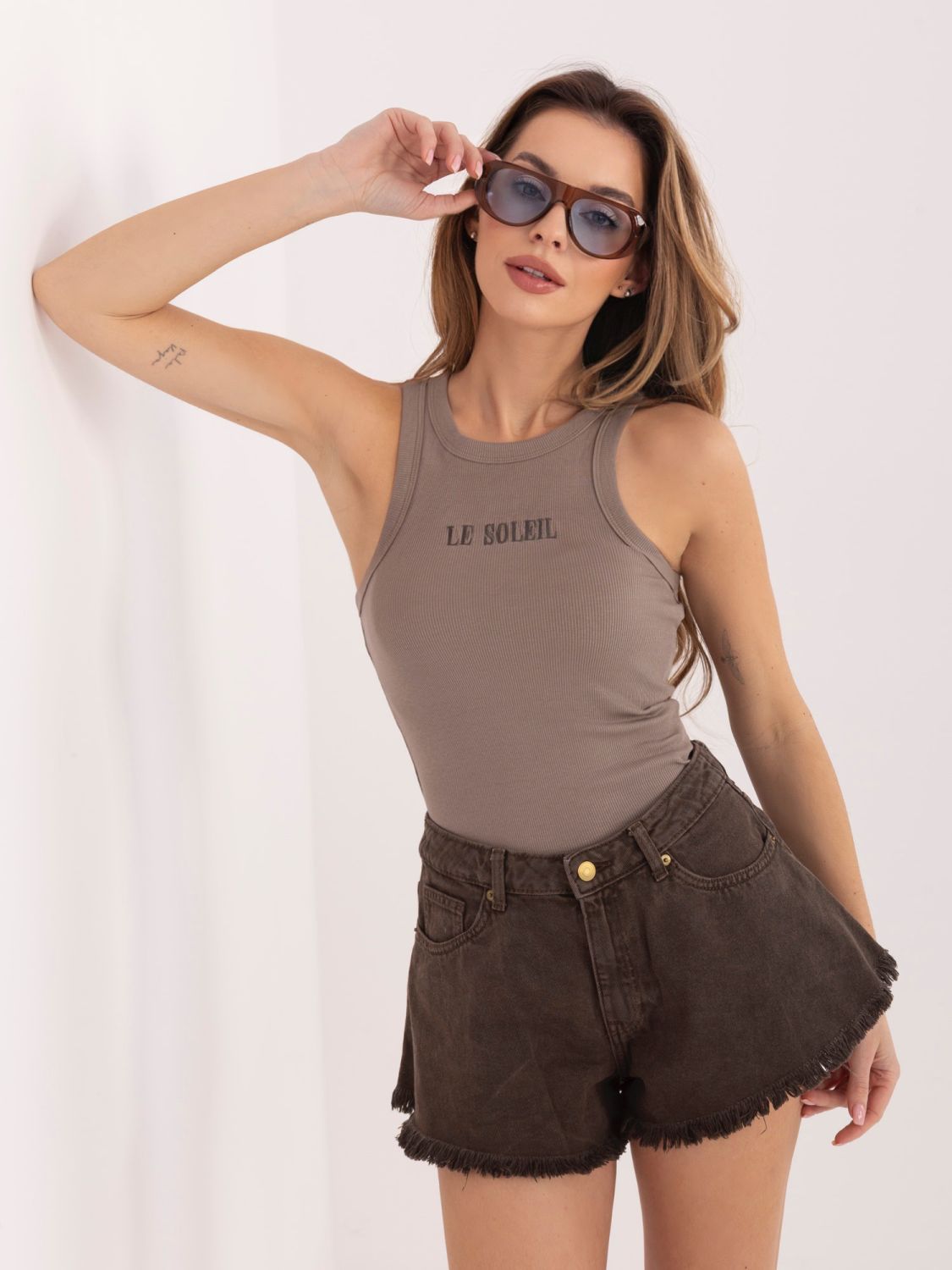 Beżowy prążkowany top z haftem