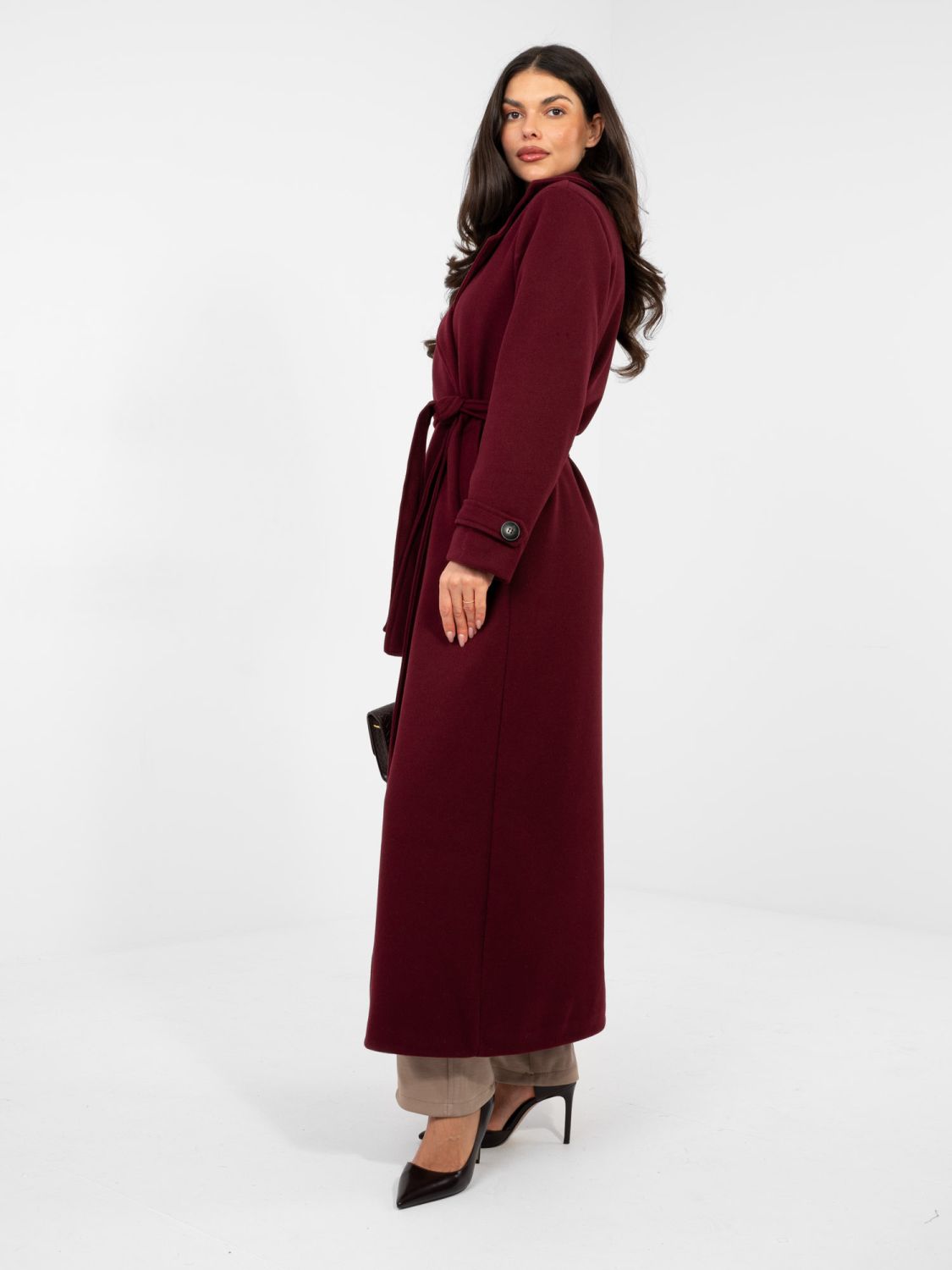 Elegancki czerwony płaszcz przejściowy z paskiem