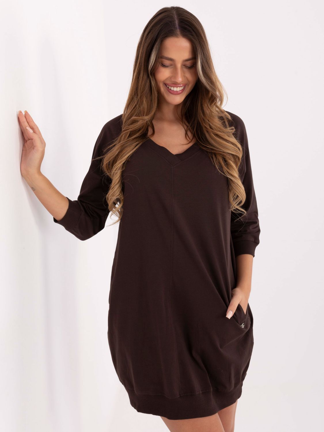 Brązowa bawełniana sukienka z rękawem 3/4 i dekoltem w serek