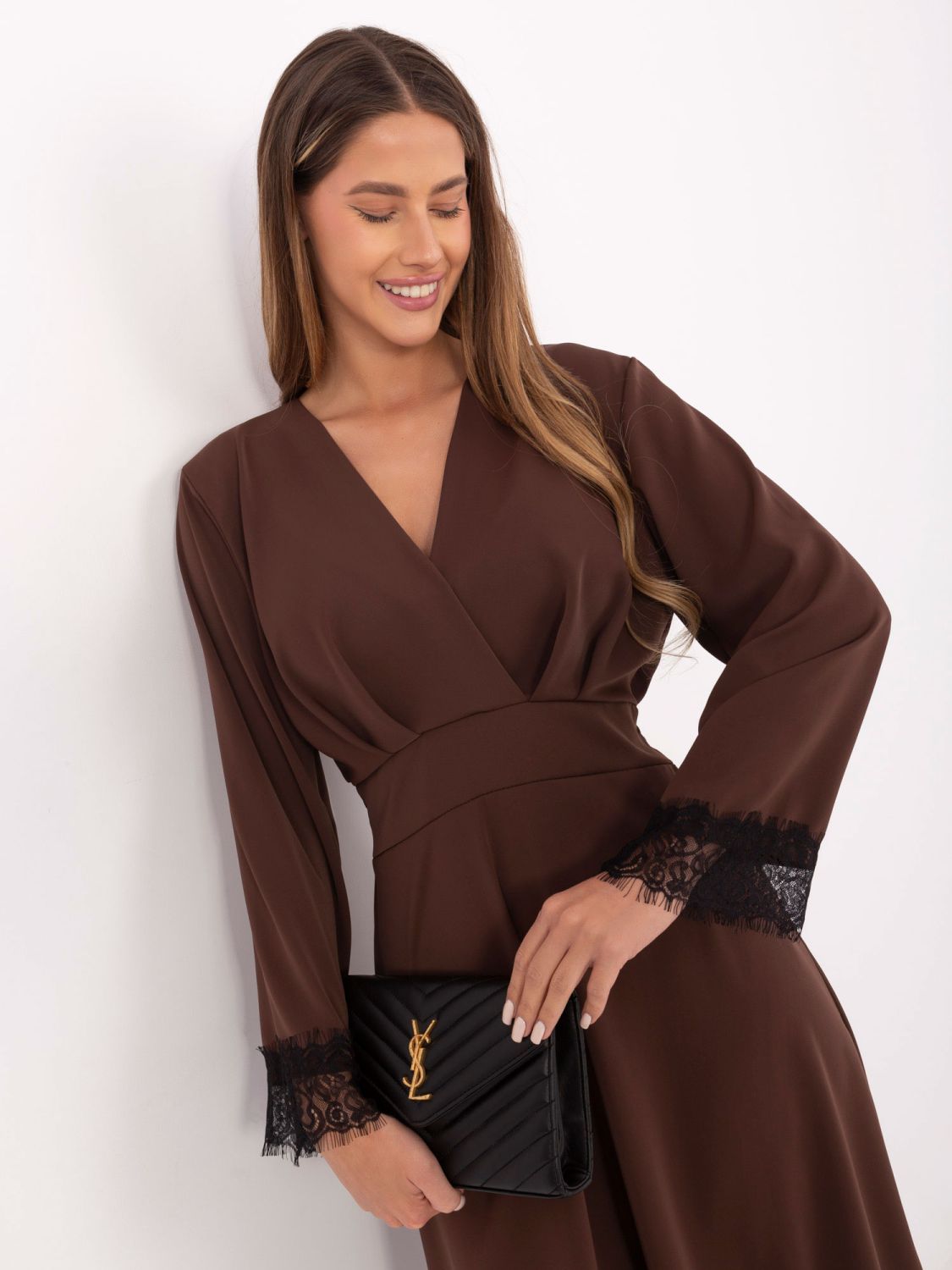 Elegancka brązowa sukienka midi z koronką i długim rękawem