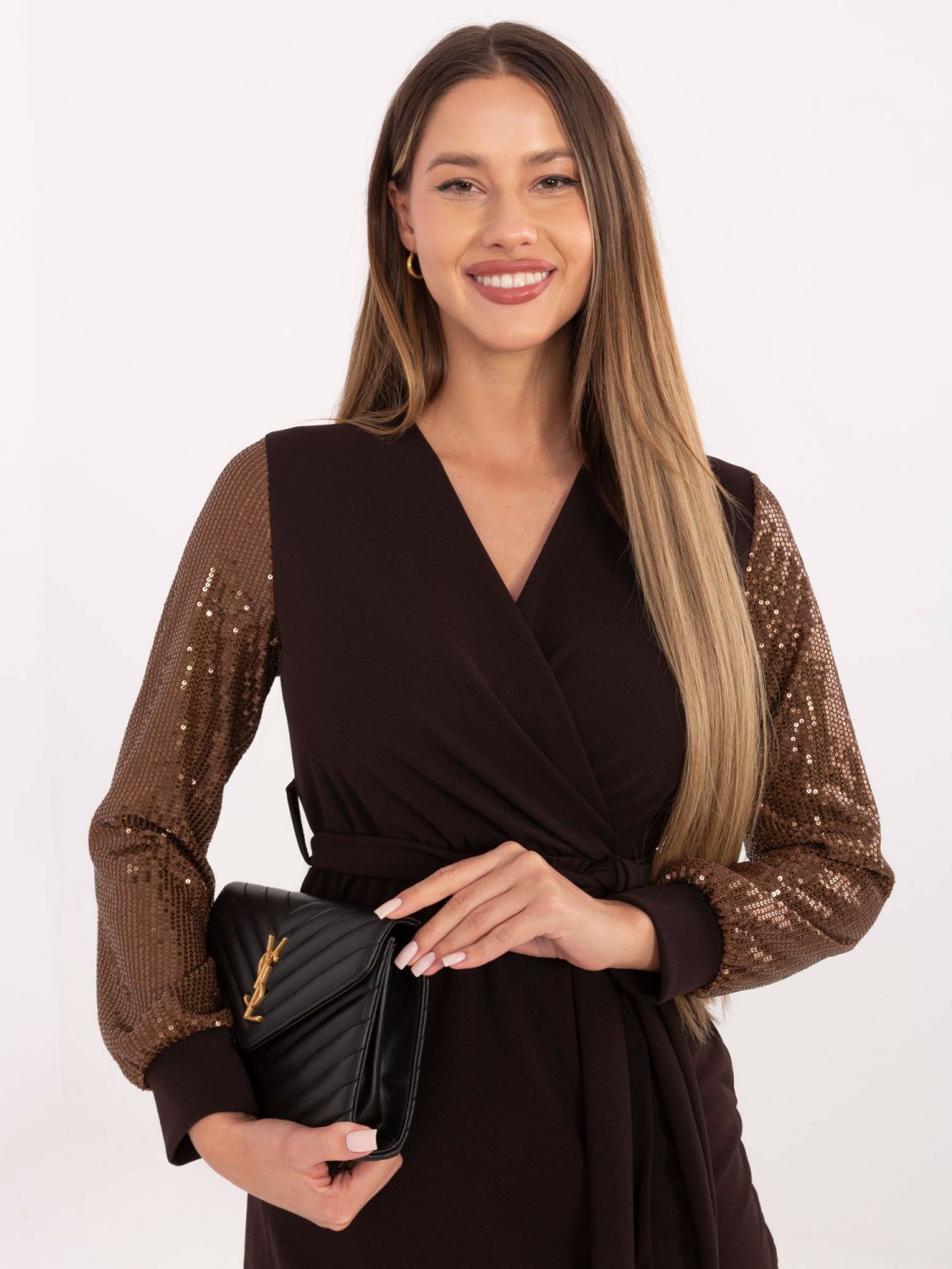 Elegancka mini sukienka z cekinami w brązie