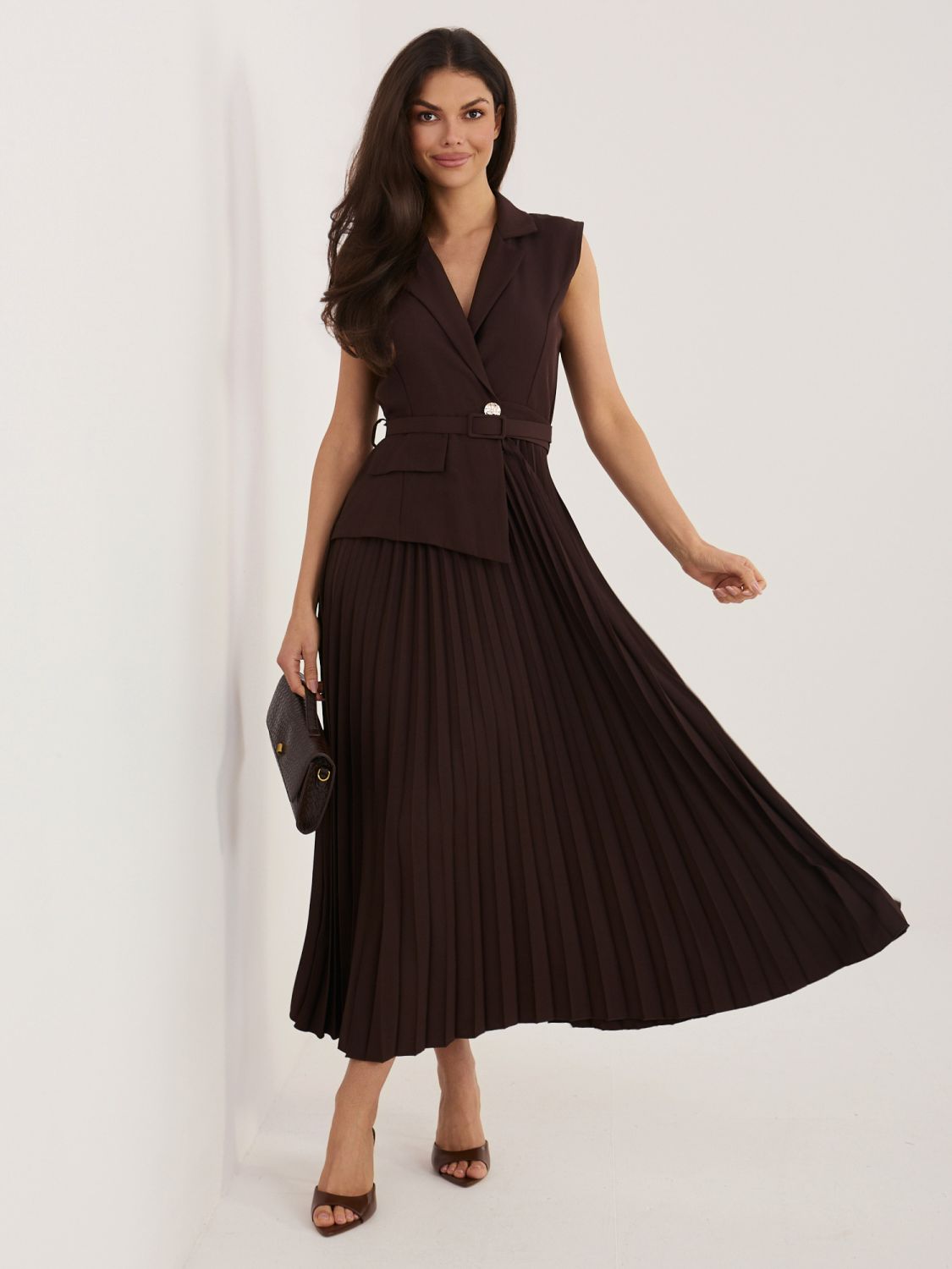 Elegancka brązowa sukienka midi z paskiem i cekinami