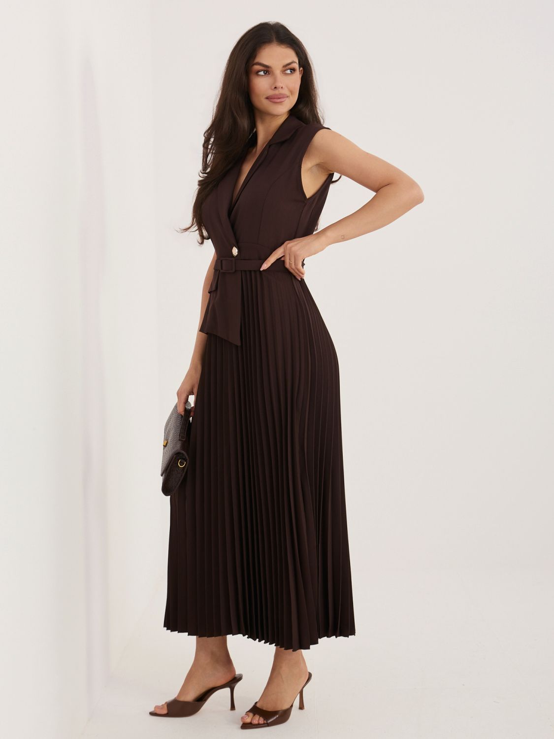 Elegancka brązowa sukienka midi z paskiem i cekinami