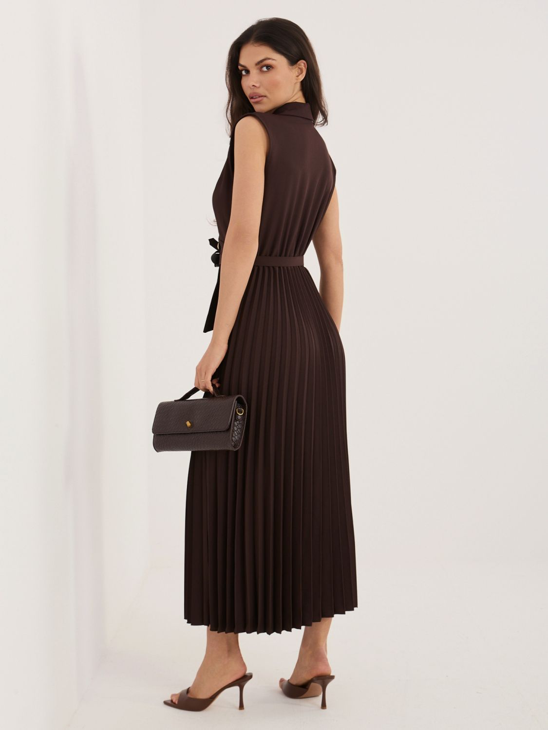 Elegancka brązowa sukienka midi z paskiem i cekinami