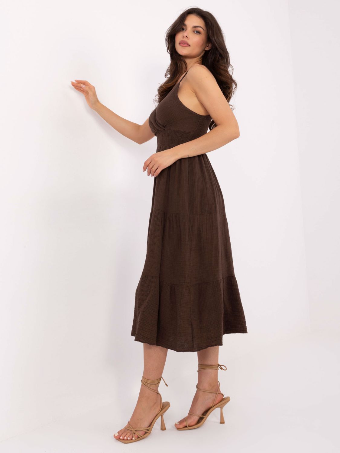 Rozkloszowana letnia sukienka w ciemno brązowym kolorze