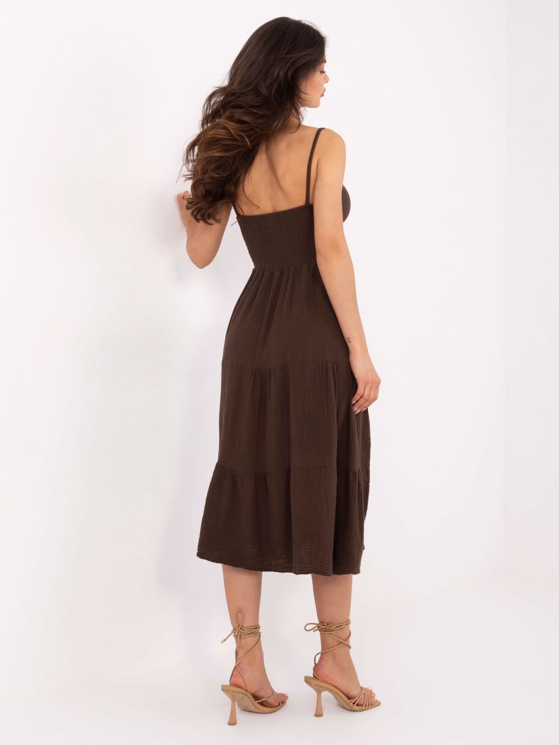 Rozkloszowana letnia sukienka w ciemno brązowym kolorze