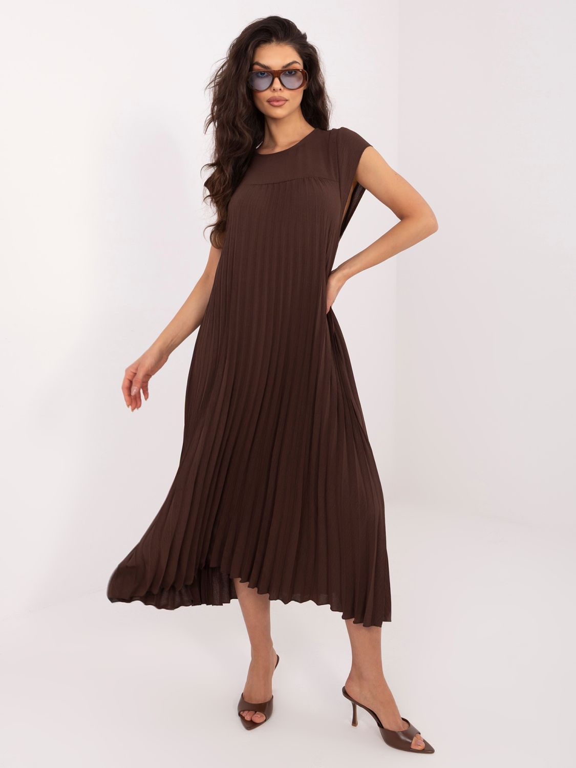 Brązowa midi sukienka koktajlowa bez rękawów