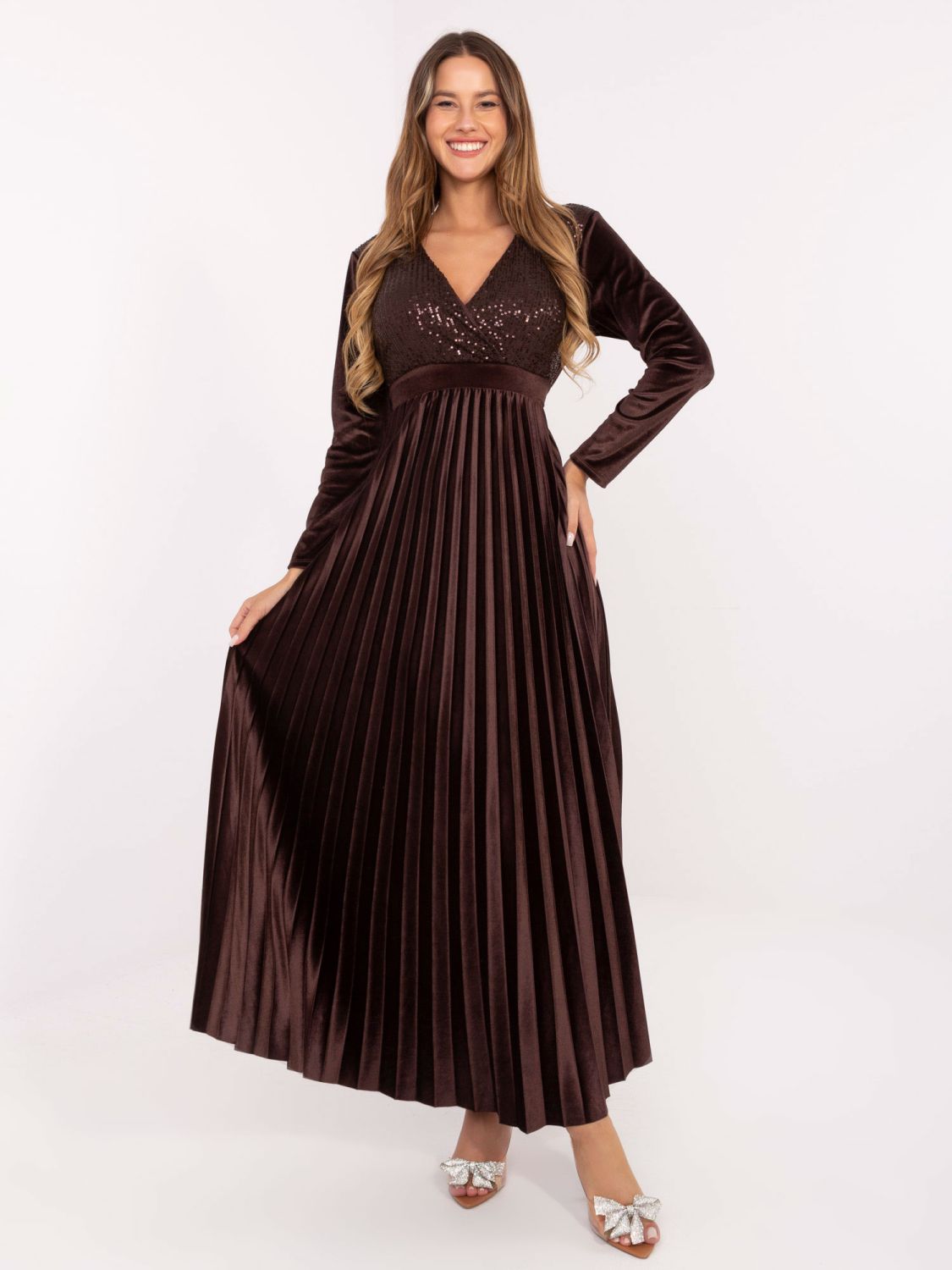 Elegancka maxi sukienka z paskiem i cekinami, brązowa