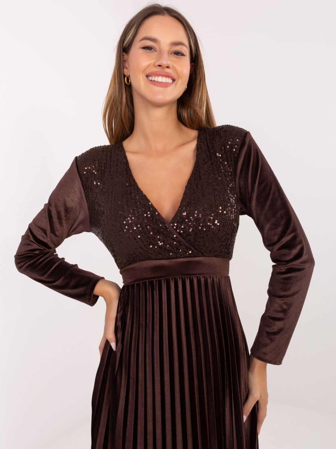 Elegancka maxi sukienka z paskiem i cekinami, brązowa