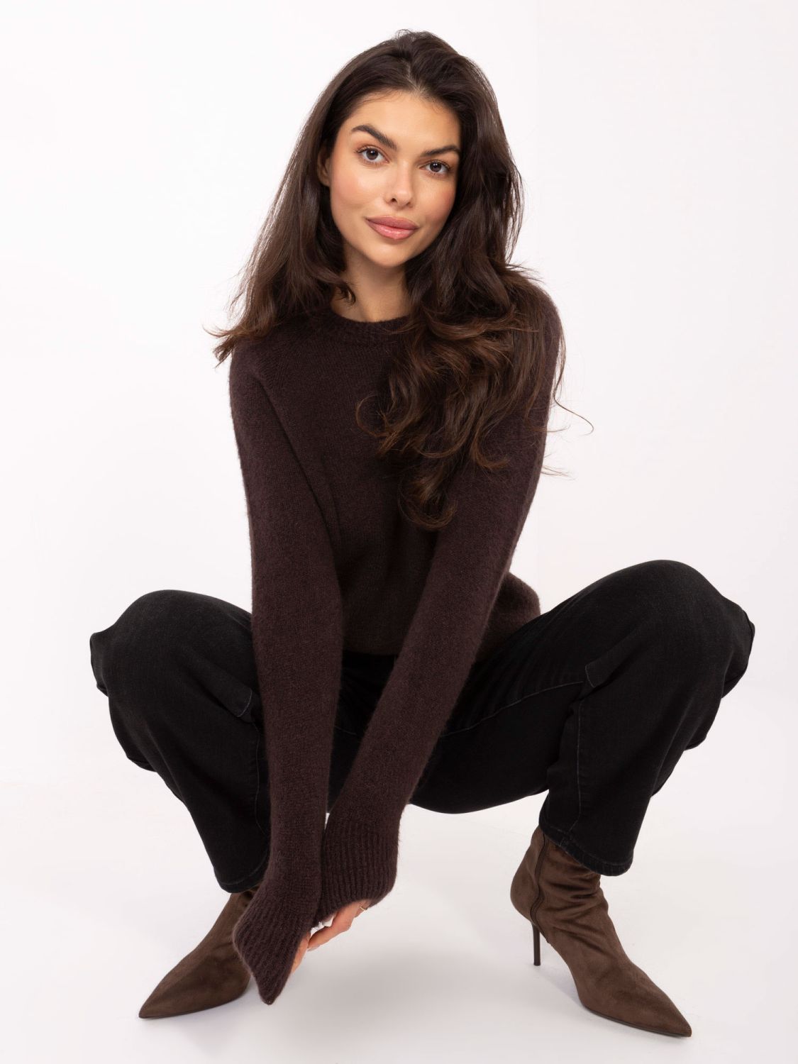 Brązowy sweter z alpaki z okrągłym dekoltem