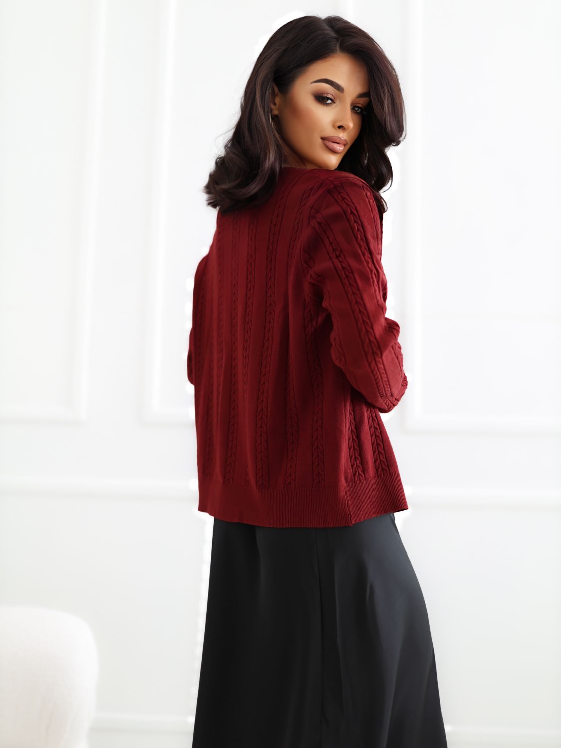 Elegancki czerwony sweter z okrągłym dekoltem