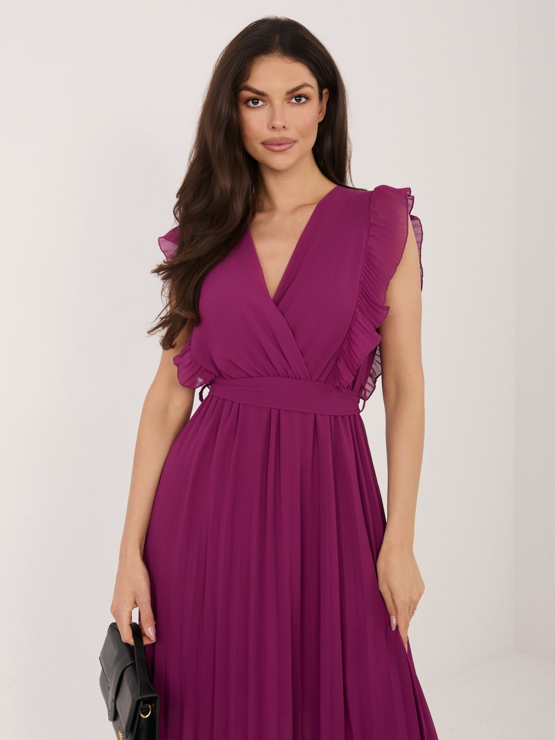 Rozkloszowana fioletowa sukienka midi z paskiem