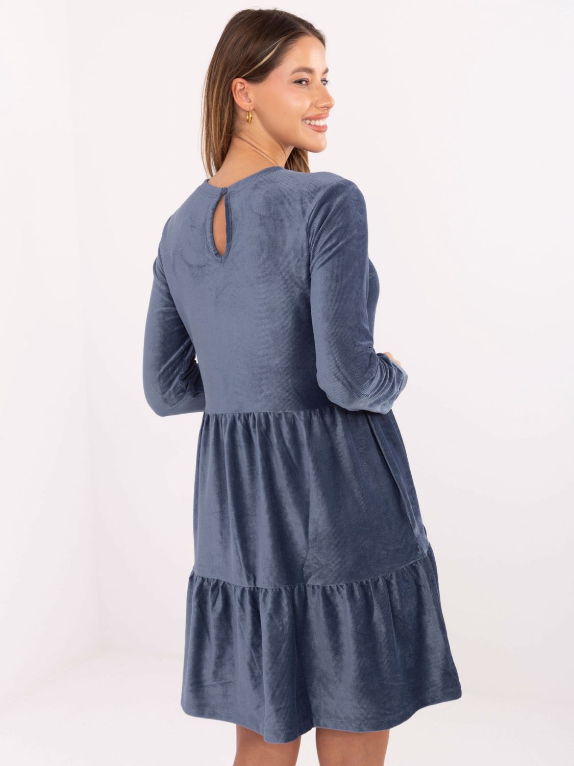 Ciemnoniebieska rozkloszowana sukienka z falbaną